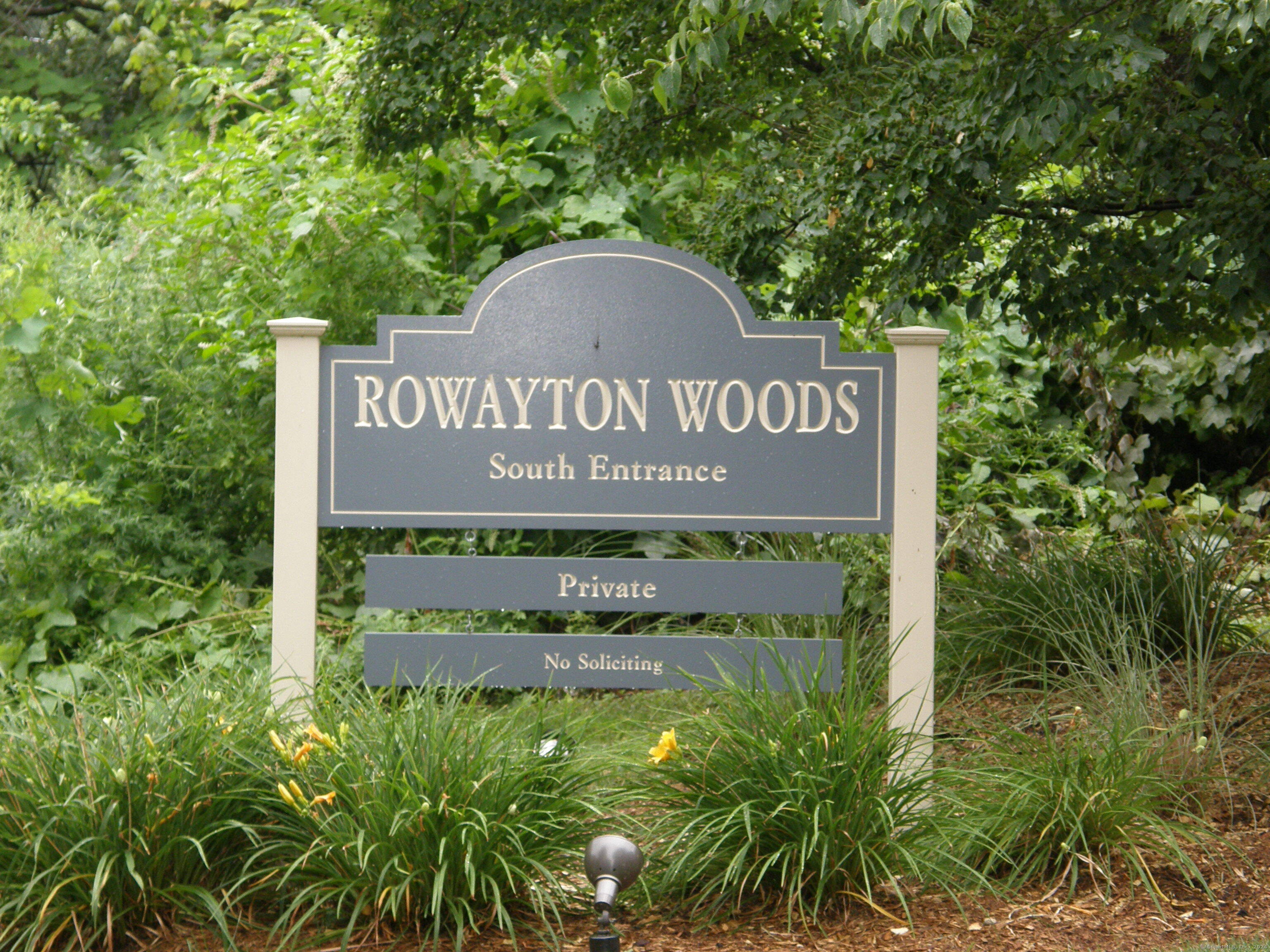 151 Rowayton Woods Drive 151, Norwalk, Connecticut - 3 Bedrooms  
2 Bathrooms  
5 Rooms - 