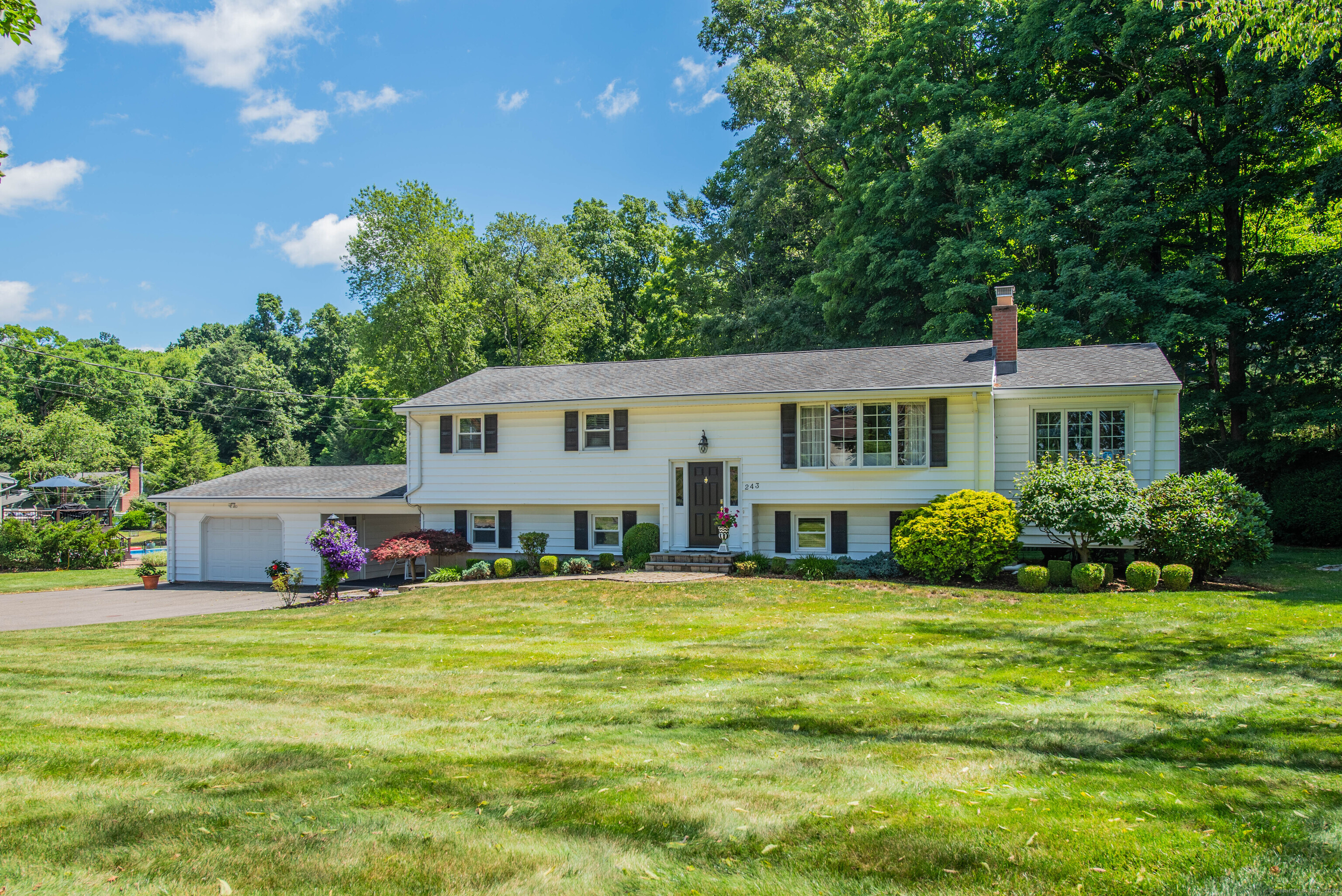 Property for Sale at 243 Rimmon Road, North Haven, Connecticut - Bedrooms: 3 
Bathrooms: 4 
Rooms: 8  - $500,000