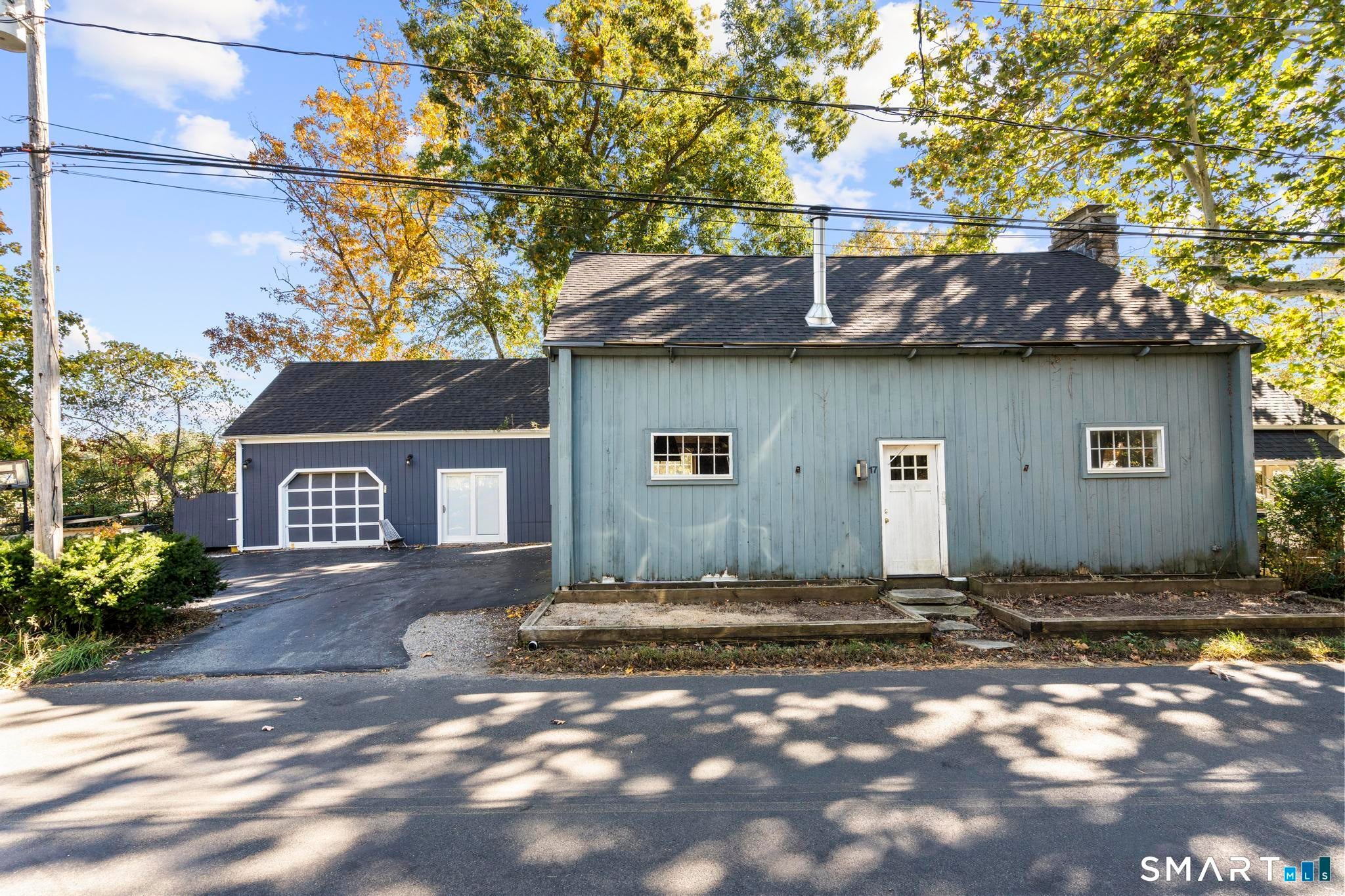 17 East River Road