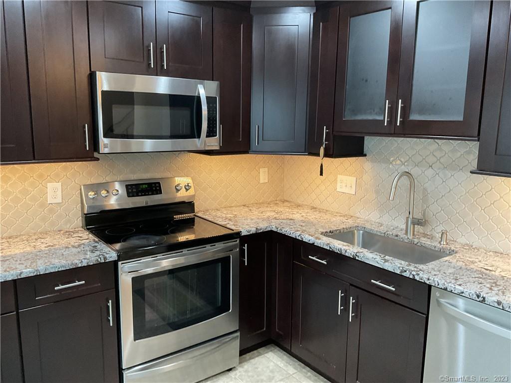Rental Property at Padanaram Road 84, Danbury, Connecticut - Bedrooms: 3 
Bathrooms: 3 
Rooms: 6  - $3,350 MO.