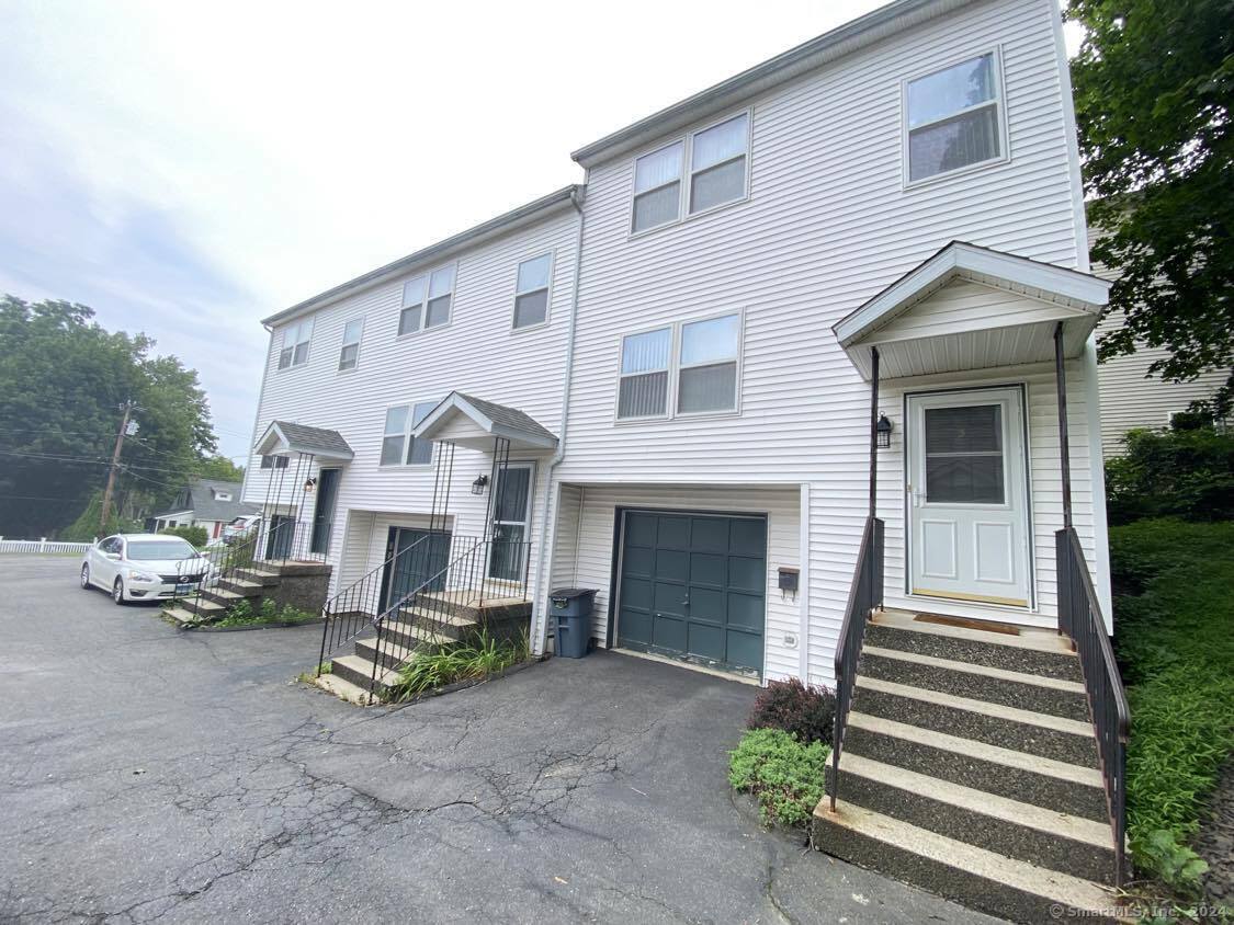 22 Virginia Avenue Apt 2A, Danbury, Connecticut - 2 Bedrooms  
2 Bathrooms  
5 Rooms - 