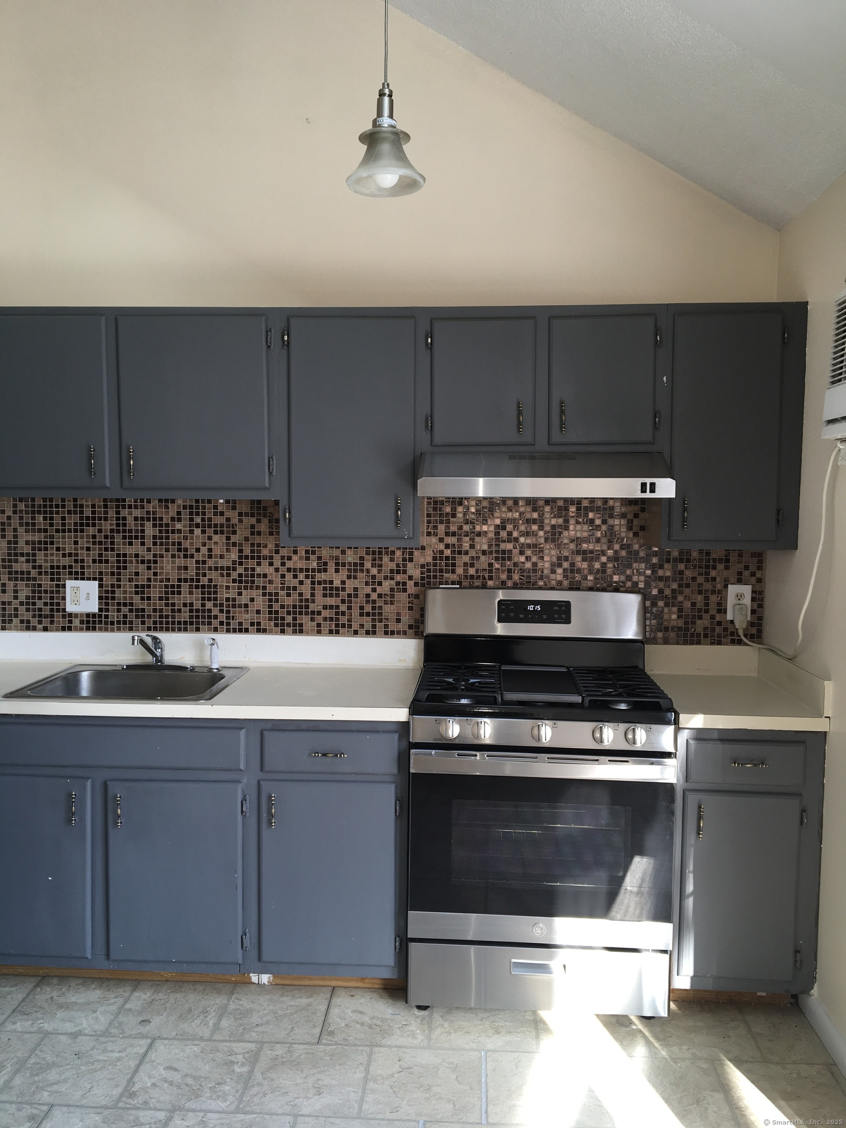 East Hartford, Connecticut 06108, United States, 1 Bedroom Bedrooms, ,2 BathroomsBathrooms,Residential,Pending,18307