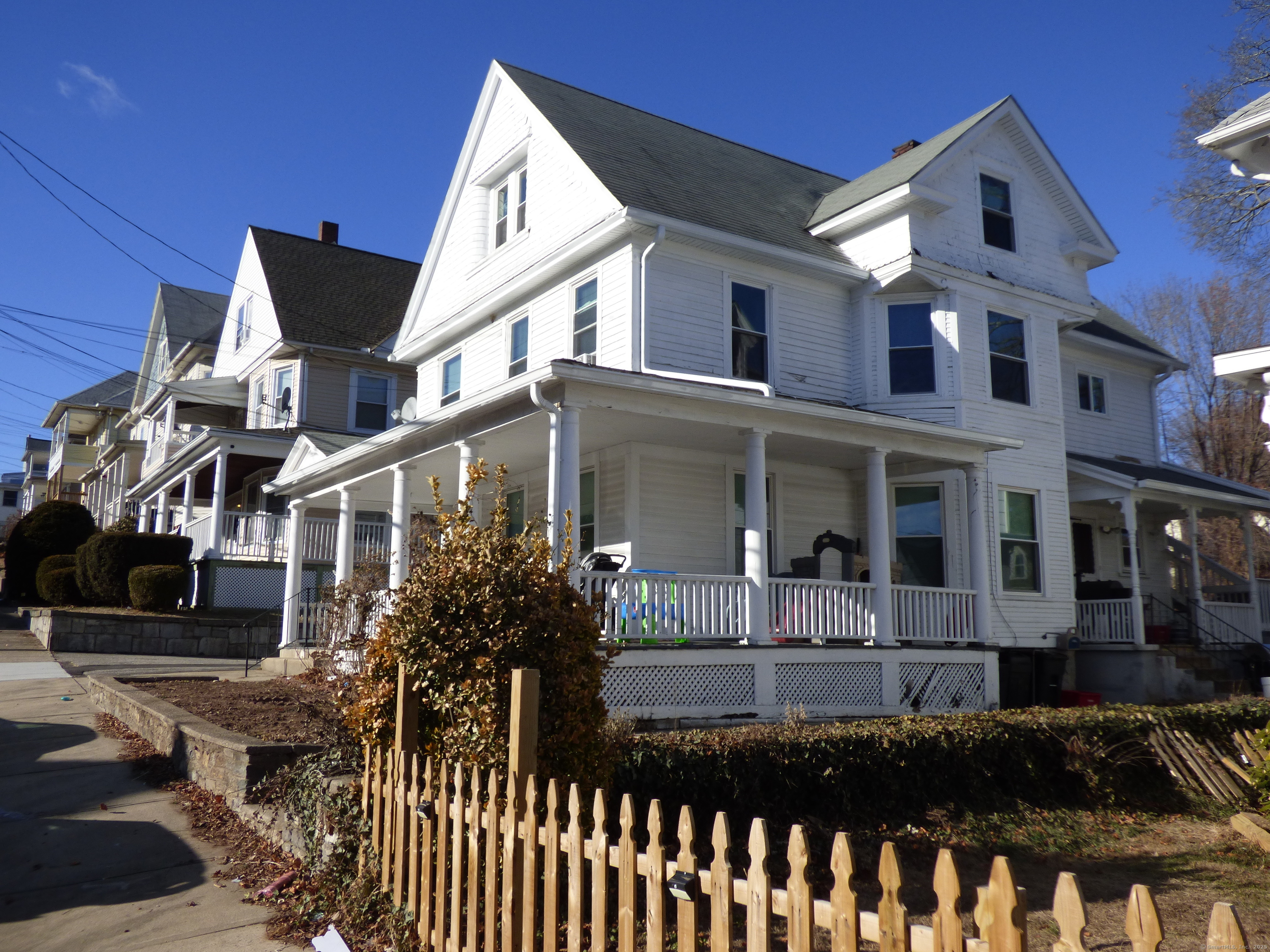 E 9th Street, Derby, Connecticut - 4 Bedrooms  
2 Bathrooms  
9 Rooms - 