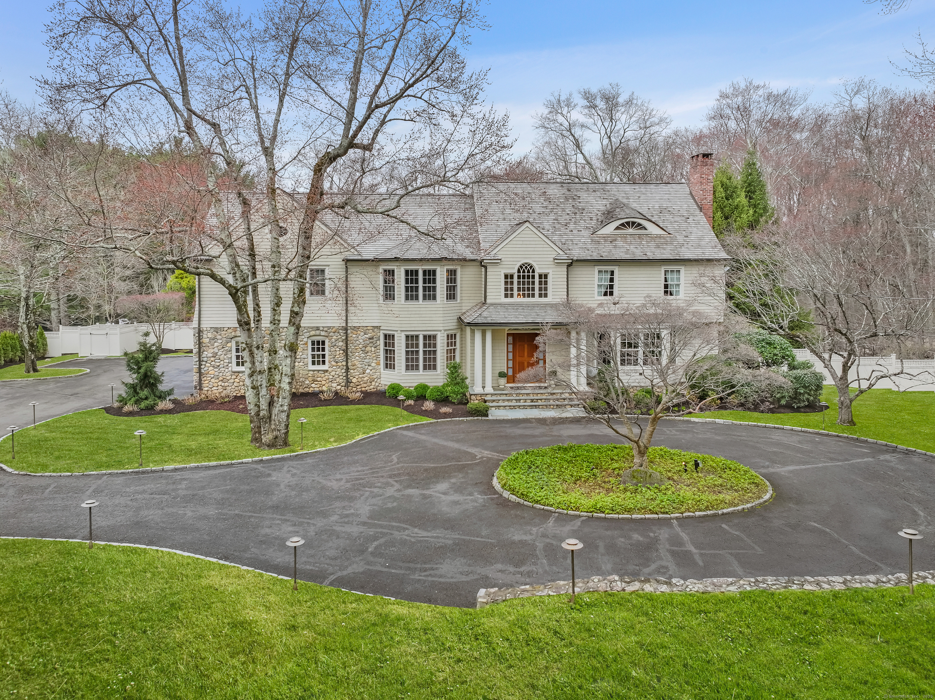 Ponus Ridge, New Canaan, Connecticut - 6 Bedrooms  
6.5 Bathrooms  
11 Rooms - 