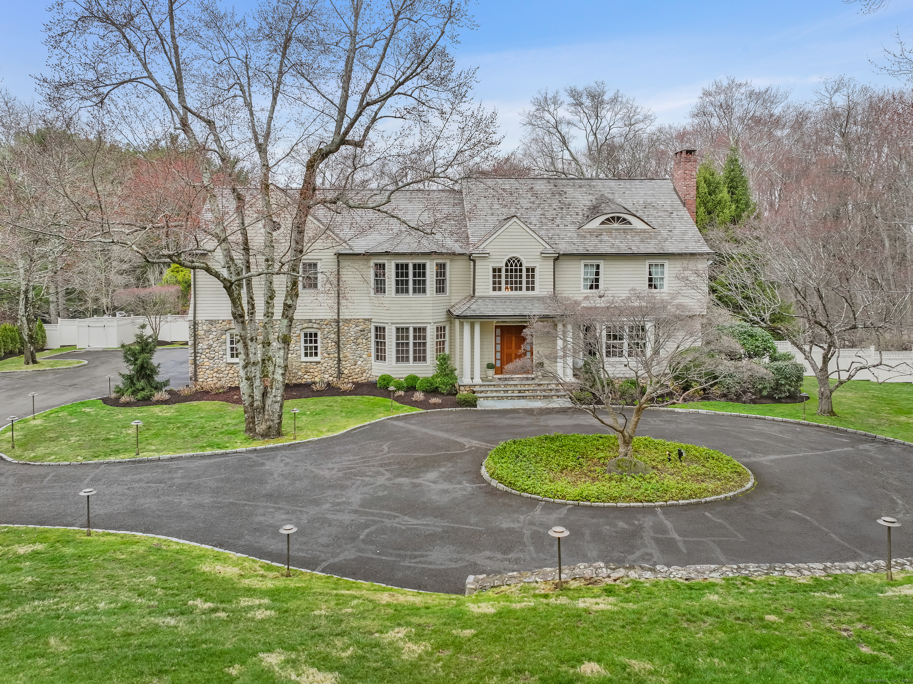 Ponus Ridge, New Canaan, Connecticut - 6 Bedrooms  
6.5 Bathrooms  
11 Rooms - 