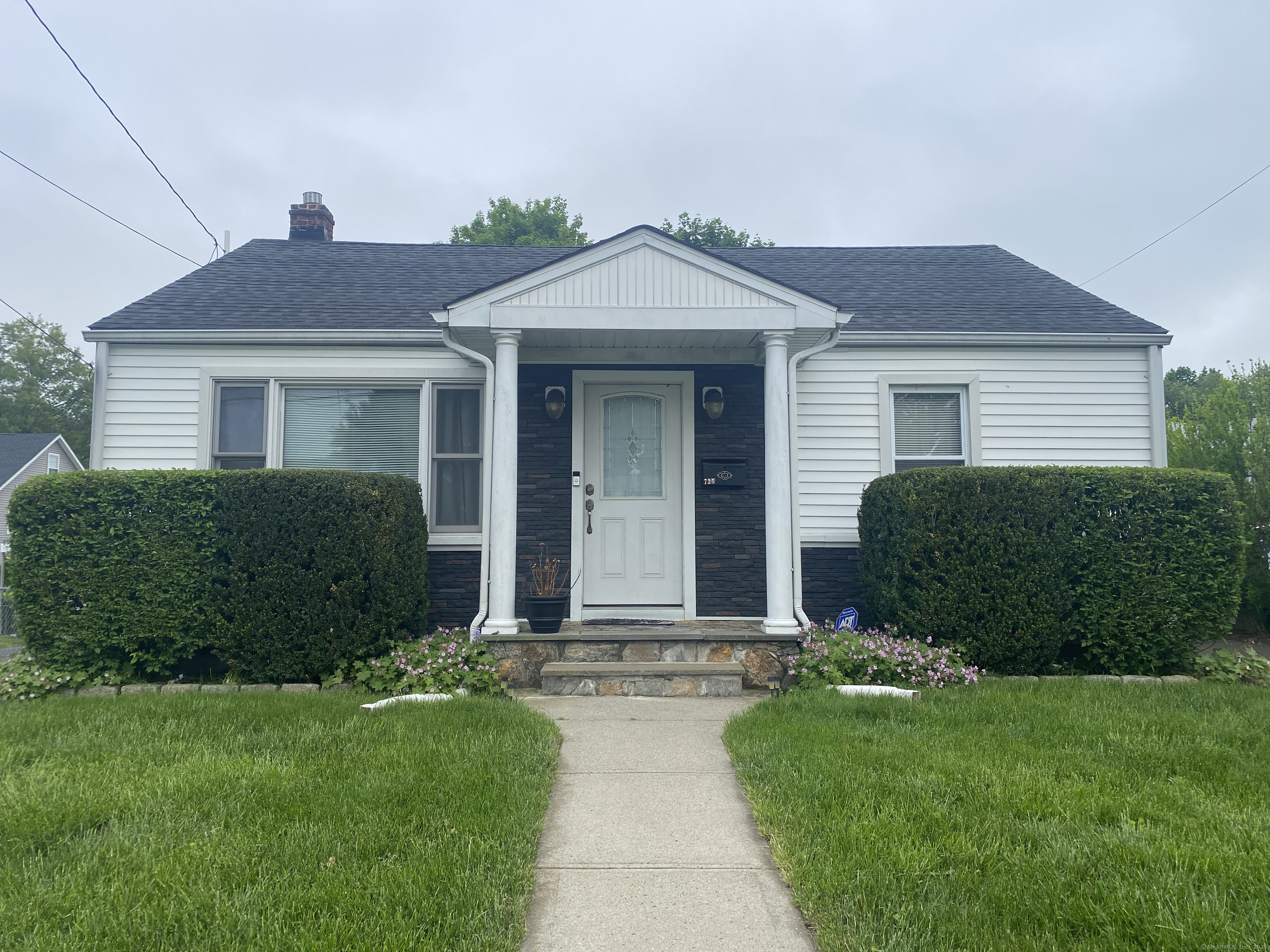 Merritt Street, Bridgeport, Connecticut - 3 Bedrooms  
2 Bathrooms  
6 Rooms - 