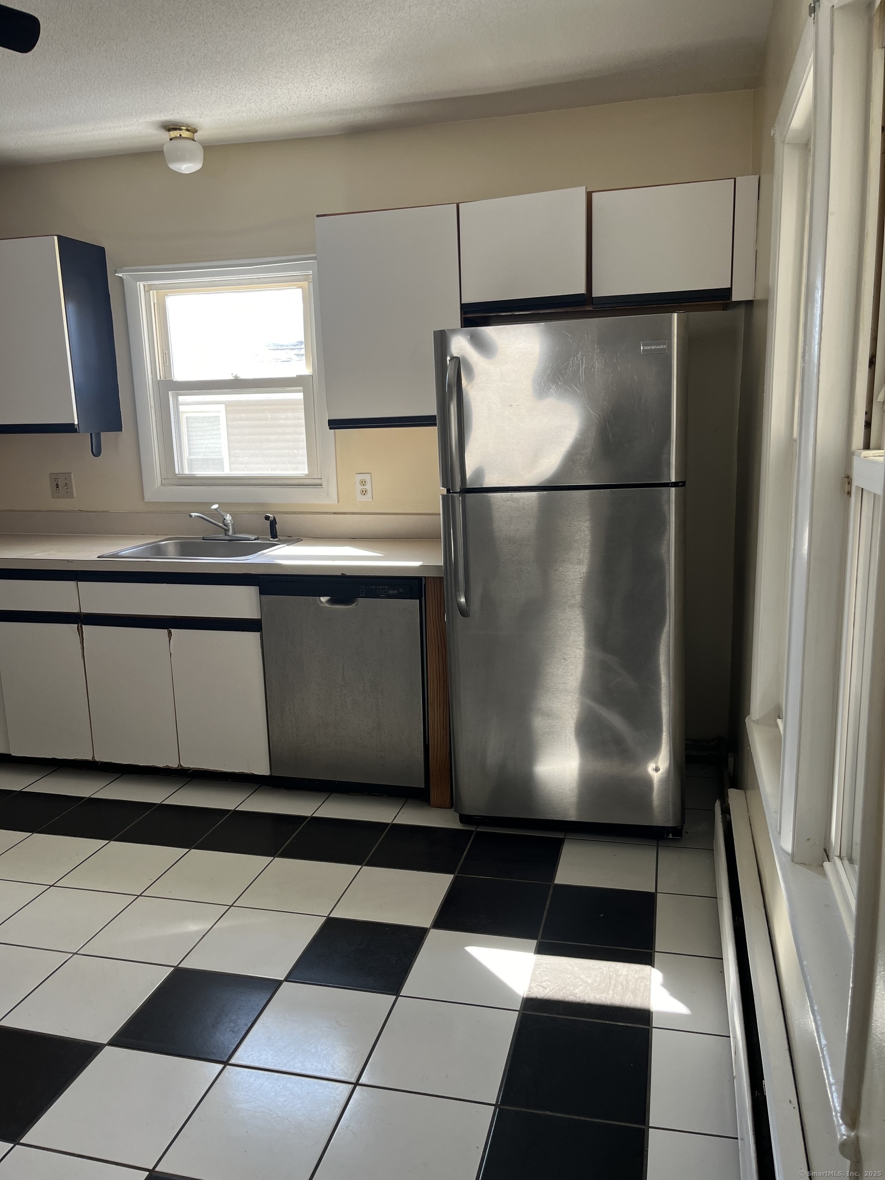School Street, Naugatuck, Connecticut - 3 Bedrooms  
1 Bathrooms  
5 Rooms - 