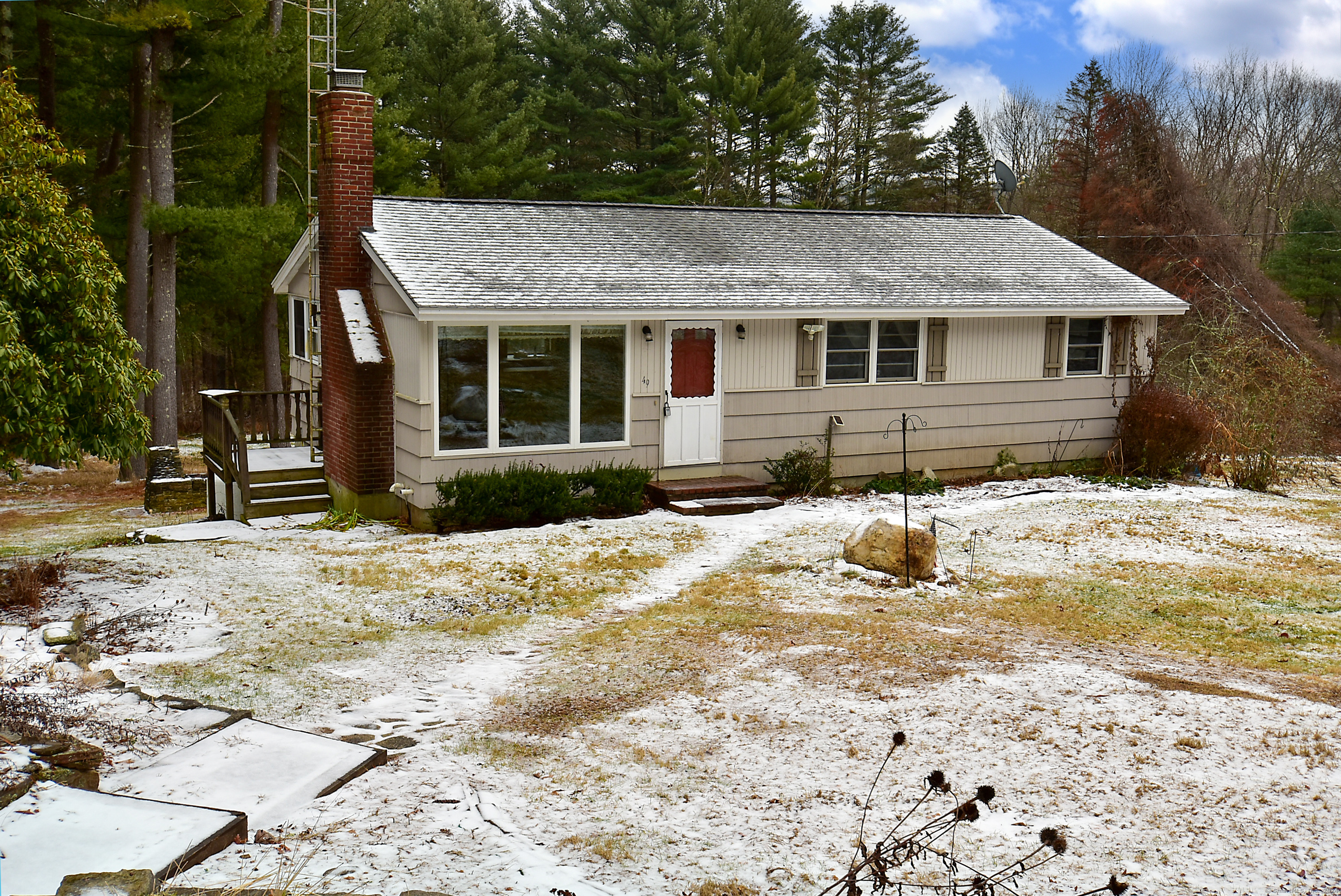 Nedwied Road, Tolland, Connecticut - 3 Bedrooms  
1 Bathrooms  
7 Rooms - 