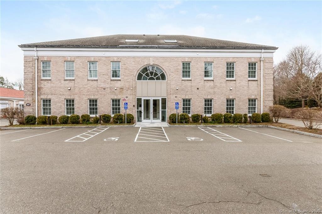 Bronson Road 6, Fairfield, Connecticut - 2 Bedrooms  
3 Bathrooms  
5 Rooms - 