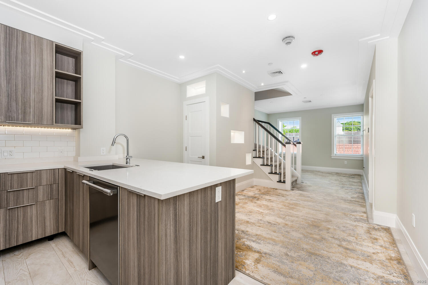 Bronson Road 6, Fairfield, Connecticut - 2 Bedrooms  
3 Bathrooms  
5 Rooms - 