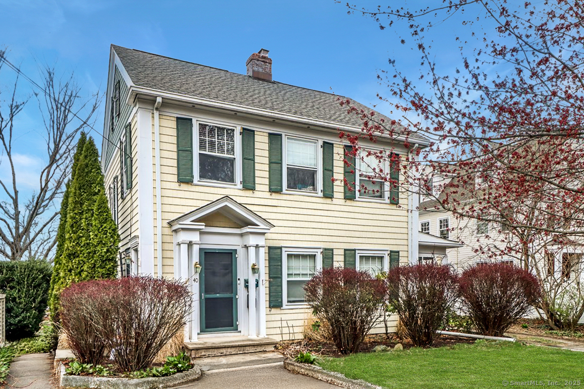 E Maple Street, New Canaan, Connecticut - 3 Bedrooms  
3 Bathrooms  
9 Rooms - 