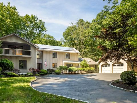 Single Family Residence in Weston CT 15 Treadwell Court.jpg