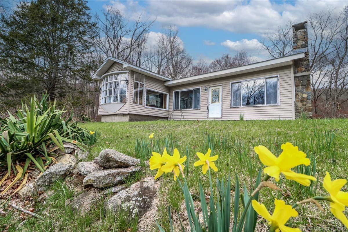 Memory Lane, New Milford, Connecticut - 3 Bedrooms  
2 Bathrooms  
9 Rooms - 