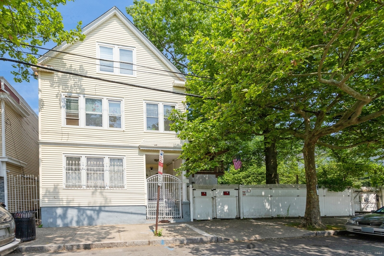 Washington Avenue, New Haven, Connecticut - 6 Bedrooms  
3 Bathrooms  
15 Rooms - 