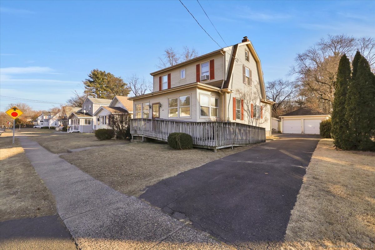 Maple Street, East Hartford, Connecticut - 3 Bedrooms  
2 Bathrooms  
7 Rooms - 