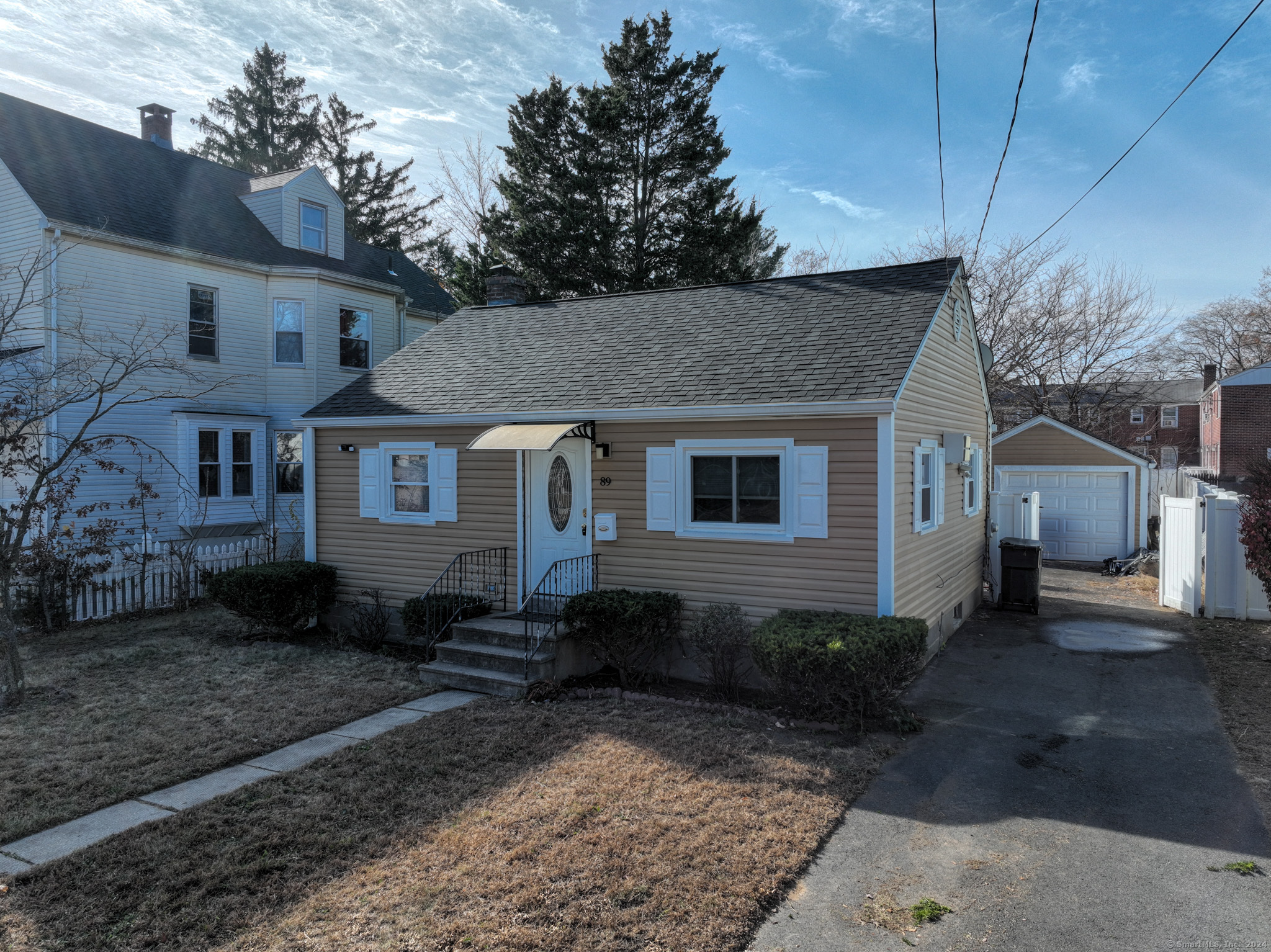 89 Lawrence Street, East Hartford, Connecticut - 2 Bedrooms  
1 Bathrooms  
4 Rooms - 