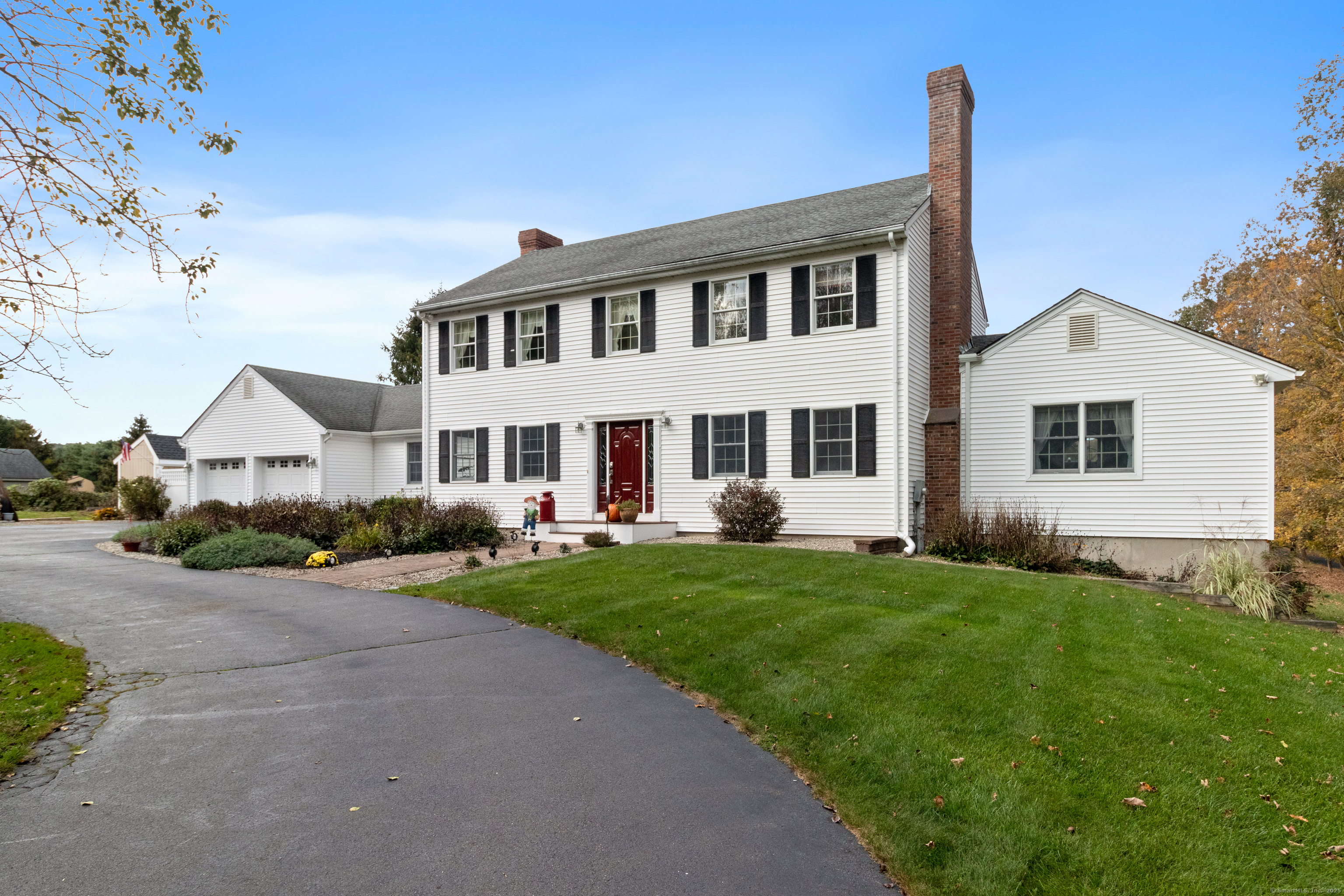 Great Hill Road, Guilford, Connecticut - 5 Bedrooms  
4.5 Bathrooms  
11 Rooms - 