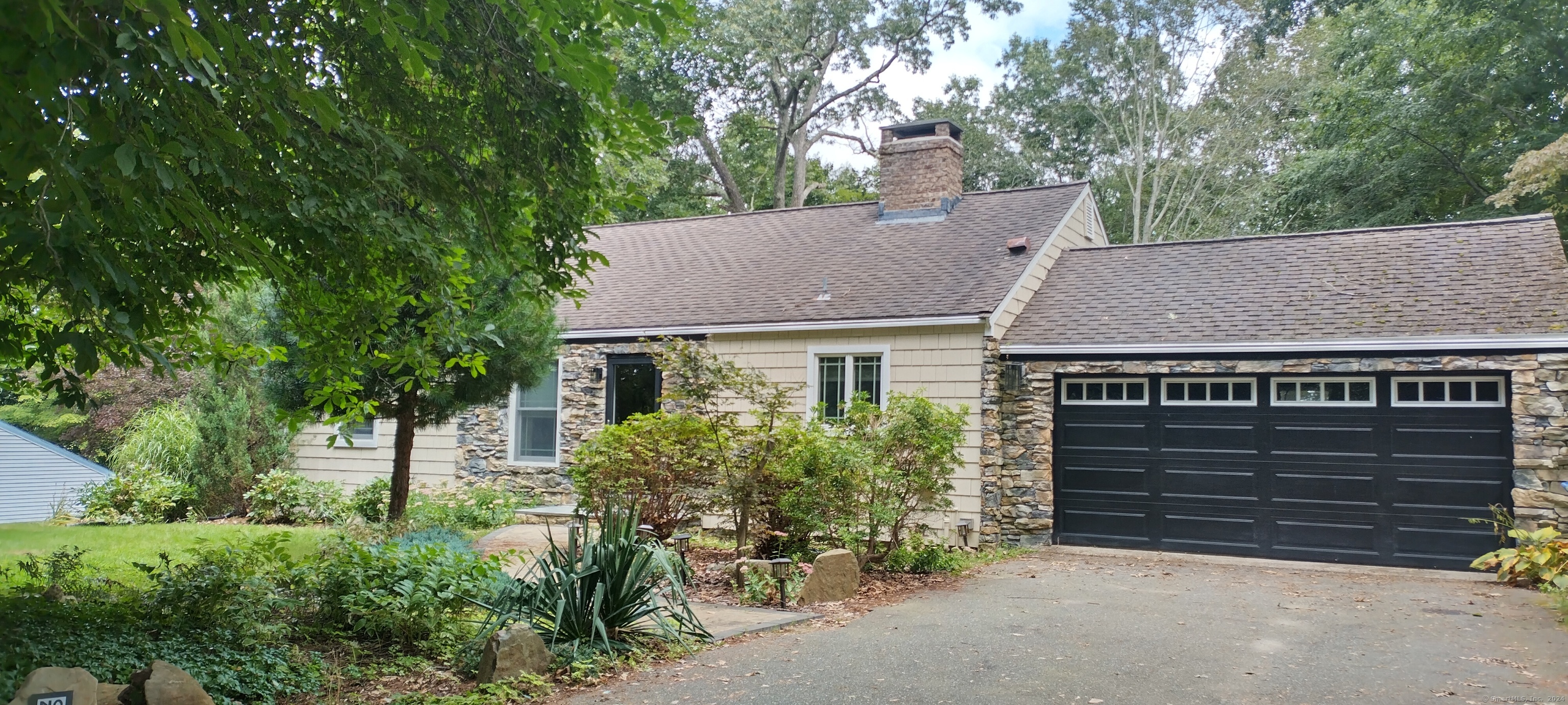 Rental Property at 5 Bates Lane, Chester, Connecticut - Bedrooms: 2 
Bathrooms: 2 
Rooms: 5  - $2,700 MO.