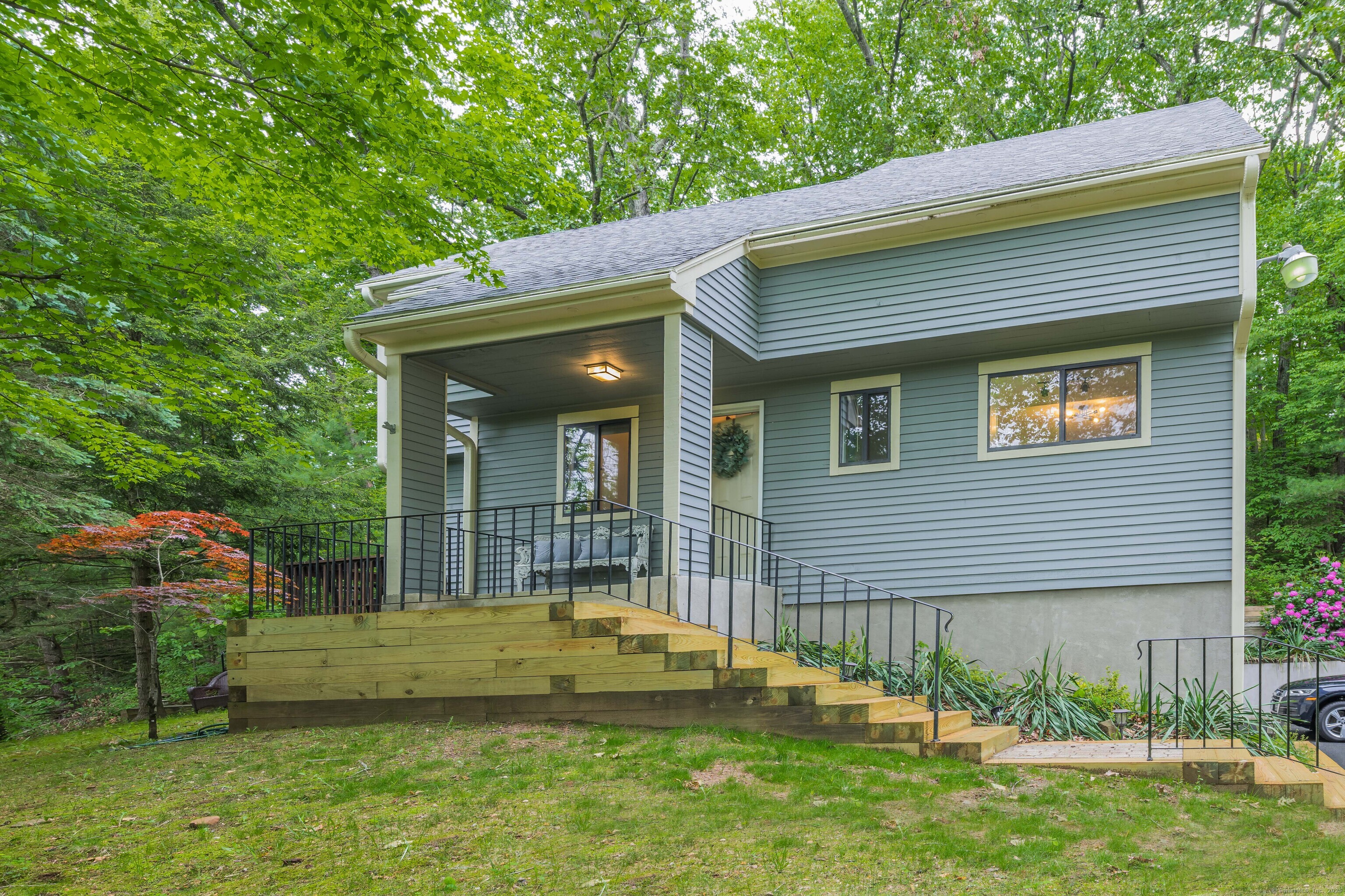 Wood Duck Lane 11, Simsbury, Connecticut - 3 Bedrooms  
3 Bathrooms  
5 Rooms - 