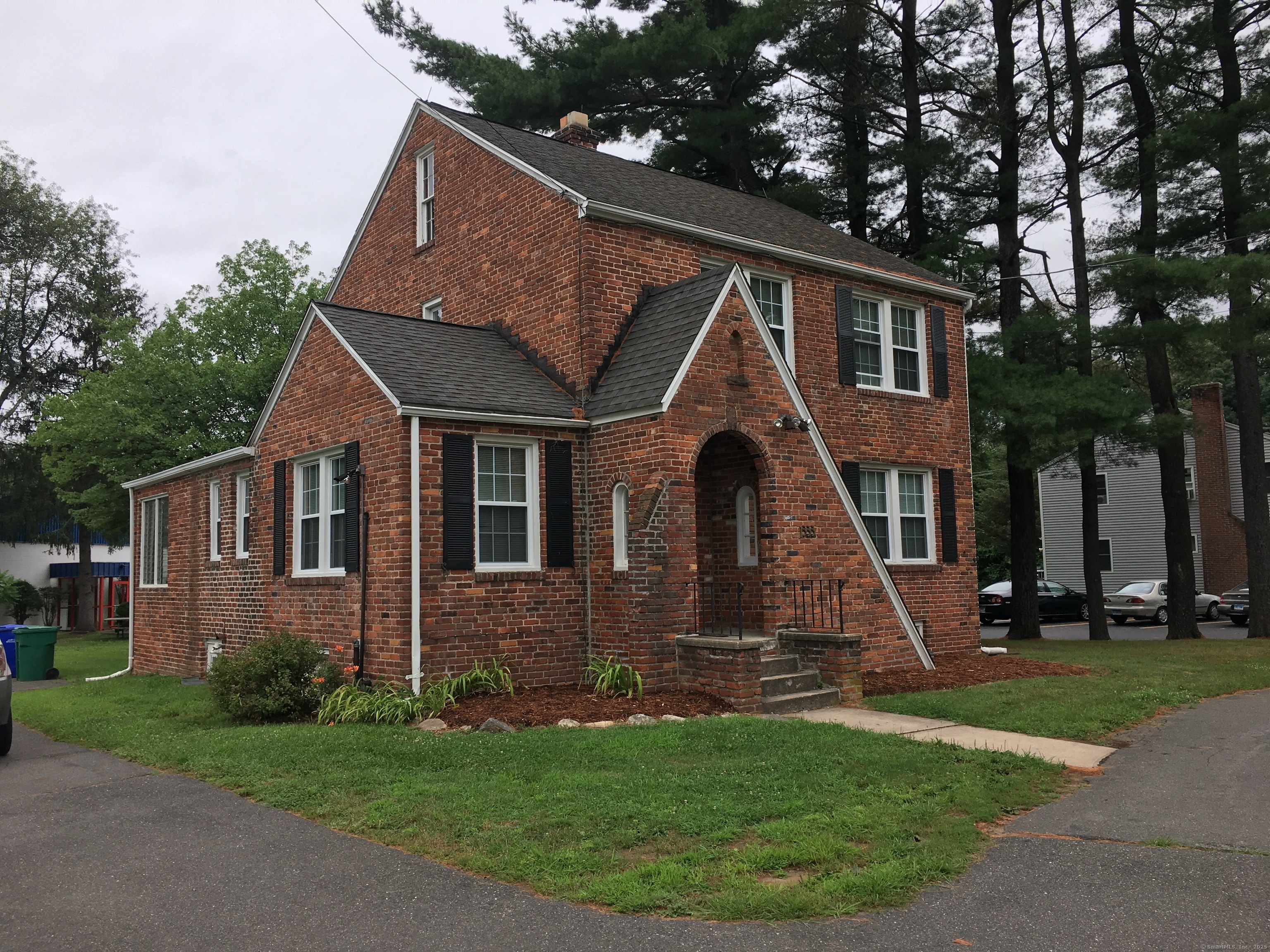 Property for Sale at Blue Hills Avenue, Bloomfield, Connecticut - Bedrooms: 3 
Bathrooms: 2 
Rooms: 8  - $269,000