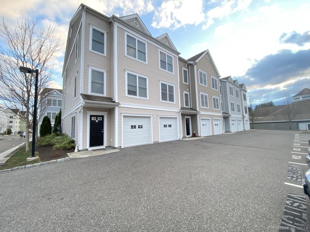 Copper Square Drive 214, Bethel, Connecticut - 2 Bedrooms  
3 Bathrooms  
6 Rooms - 