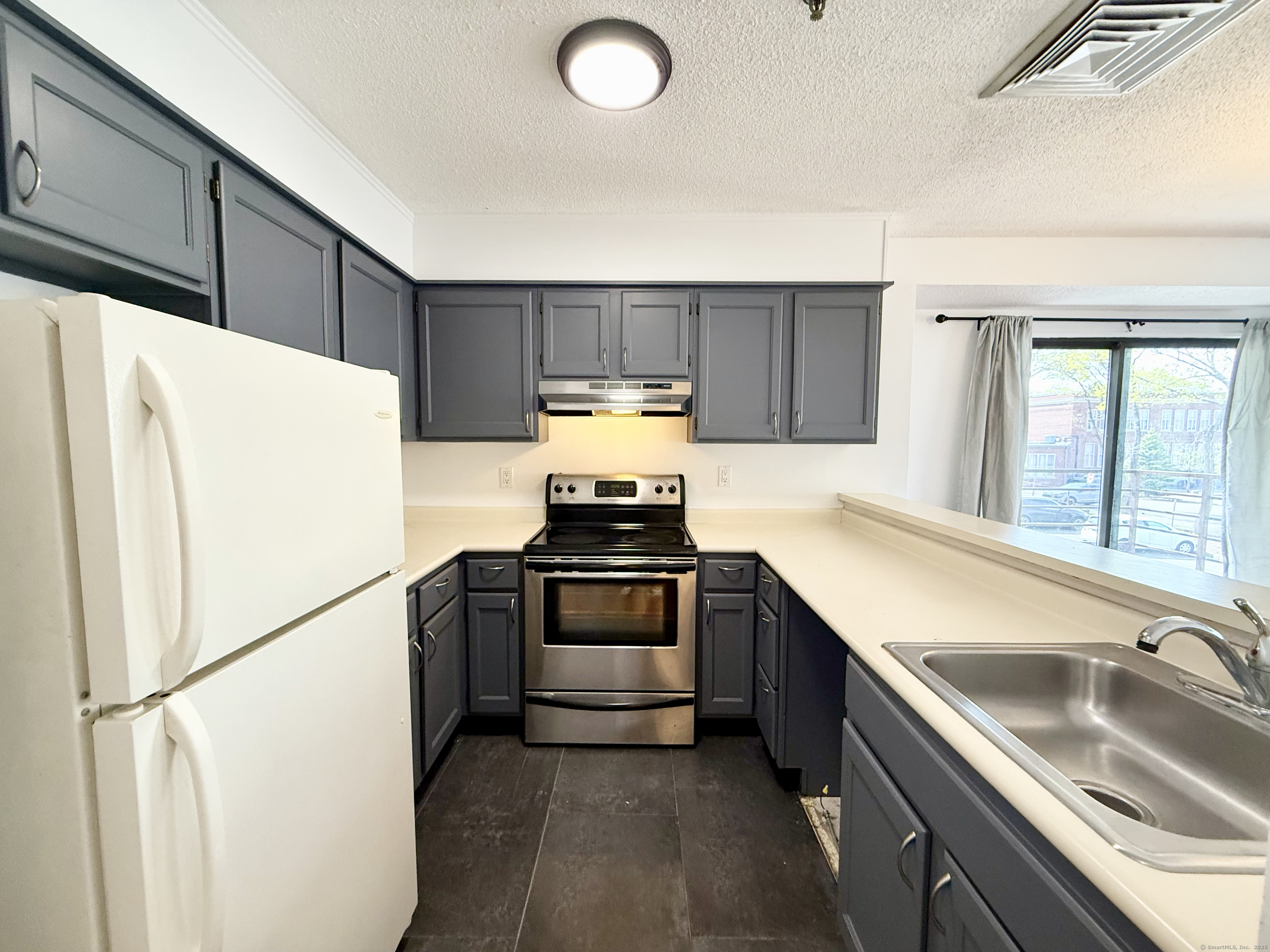 Whitney Avenue Apt 201, Hamden, Connecticut - 1 Bedrooms  
1 Bathrooms  
3 Rooms - 