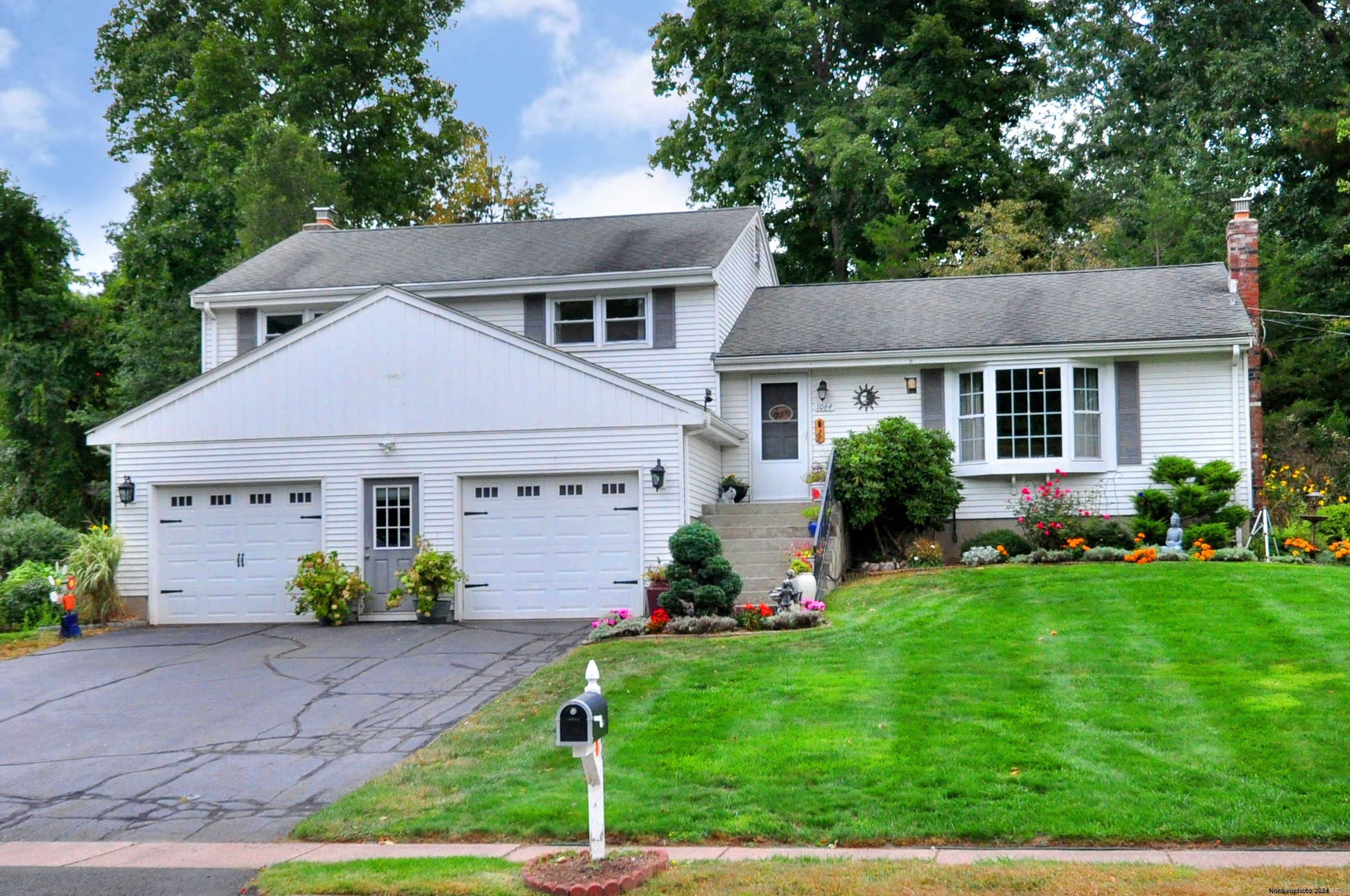 Rental Property at 1064 Hillstown Road, Glastonbury, Connecticut - Bedrooms: 3 
Bathrooms: 3 
Rooms: 8  - $3,500 MO.