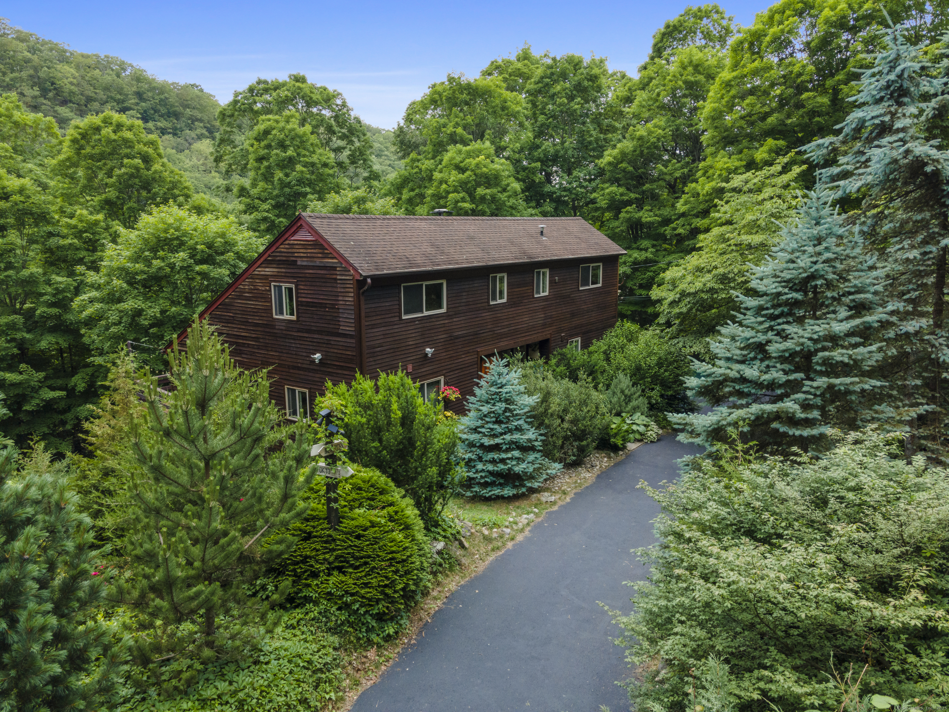 Pine Mountain Road, Ridgefield, Connecticut - 3 Bedrooms  
2 Bathrooms  
8 Rooms - 