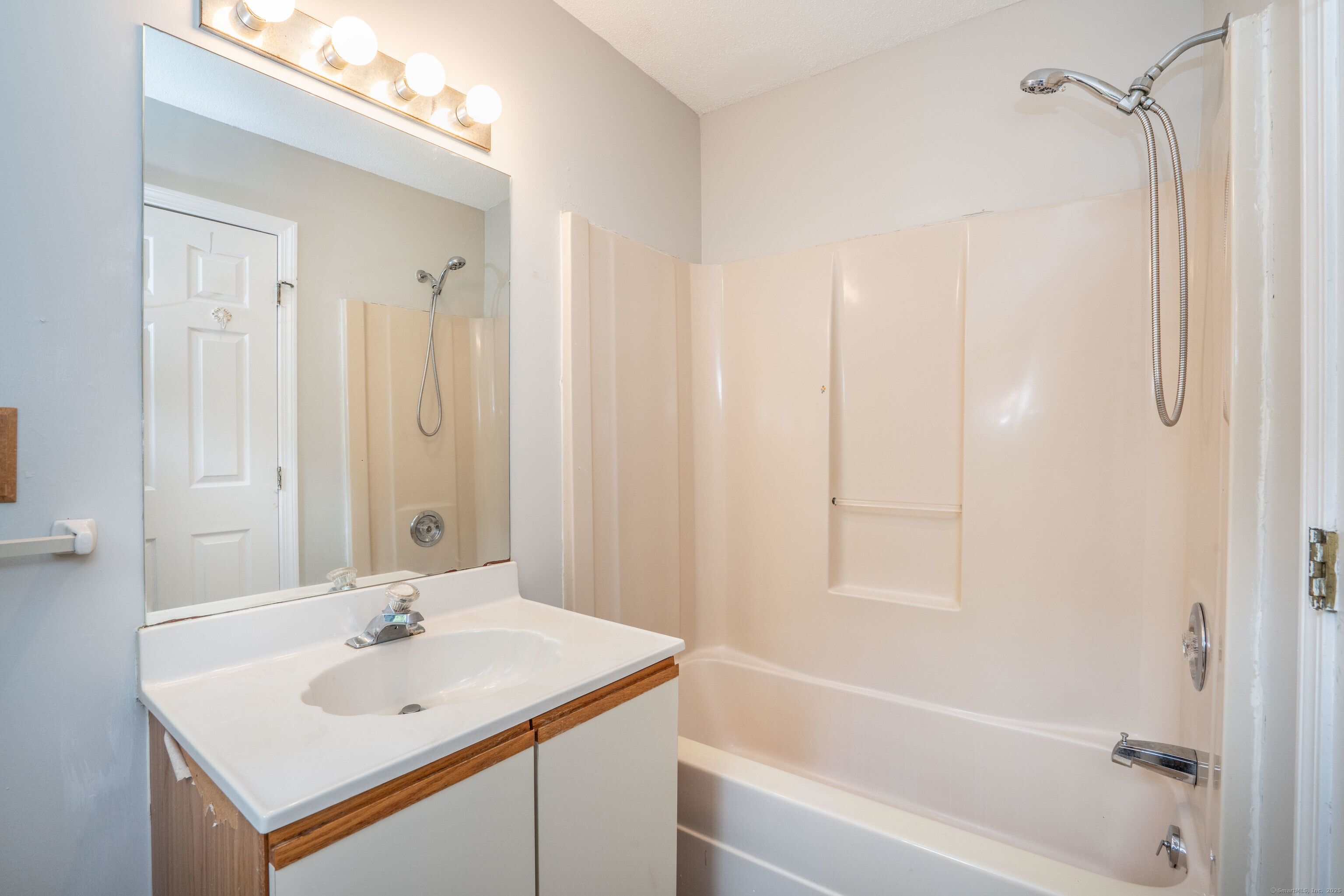 Newington, Connecticut 06111, United States, 2 Bedrooms Bedrooms, ,3 BathroomsBathrooms,Residential,Active,218135