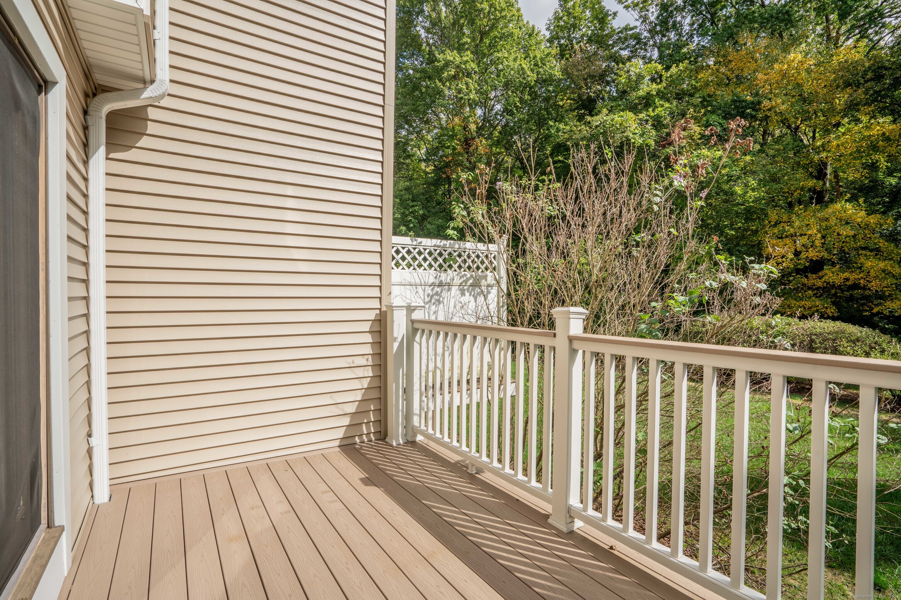 Newington, Connecticut 06111, United States, 2 Bedrooms Bedrooms, ,3 BathroomsBathrooms,Residential,Active,218135