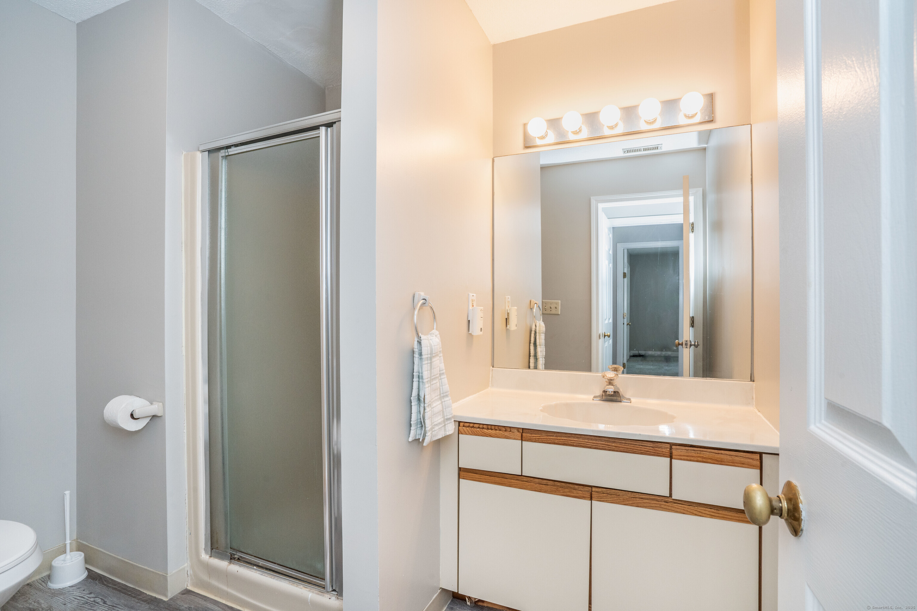 Newington, Connecticut 06111, United States, 2 Bedrooms Bedrooms, ,3 BathroomsBathrooms,Residential,Active,218135