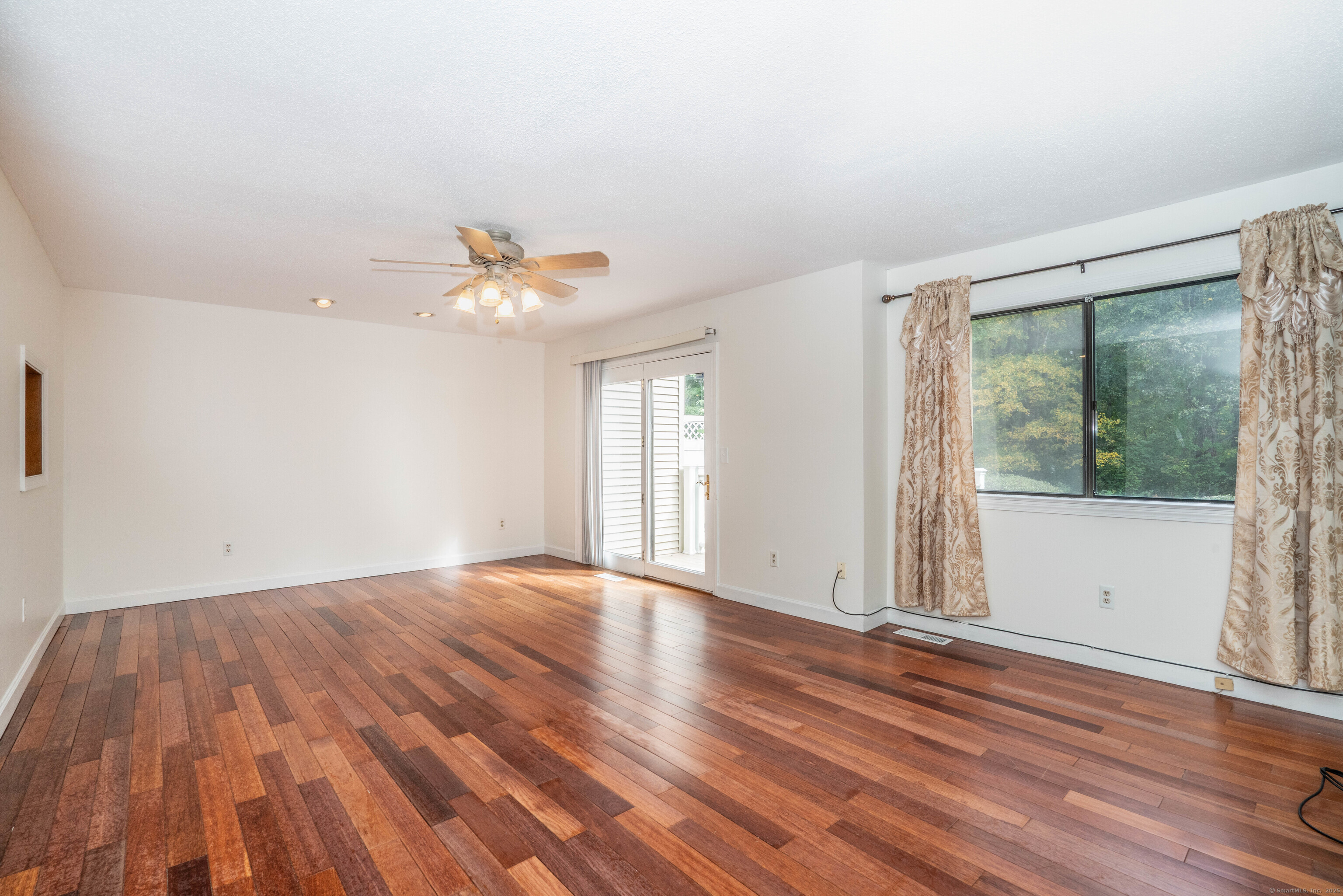 Newington, Connecticut 06111, United States, 2 Bedrooms Bedrooms, ,3 BathroomsBathrooms,Residential,Active,218135