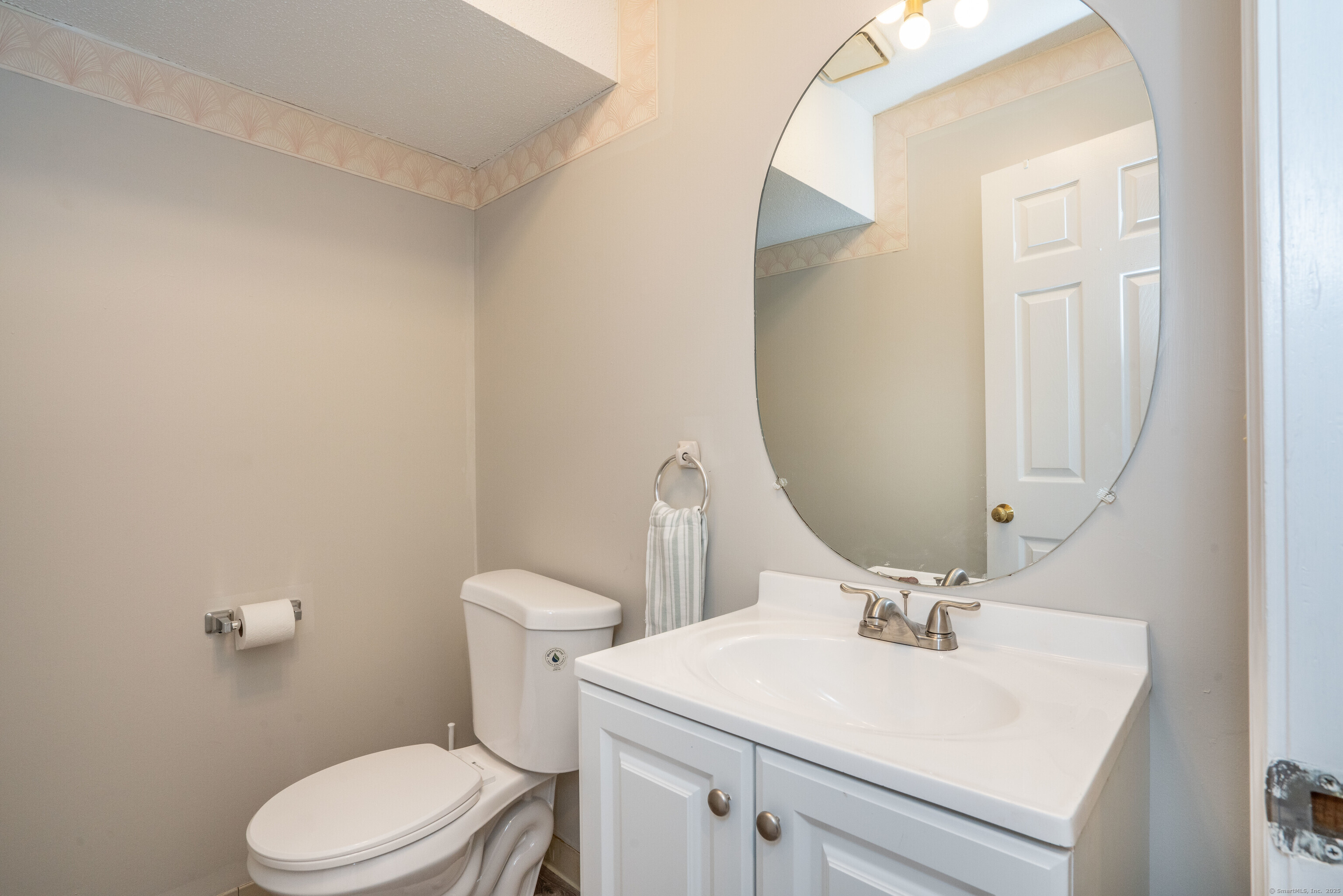 Newington, Connecticut 06111, United States, 2 Bedrooms Bedrooms, ,3 BathroomsBathrooms,Residential,Active,218135