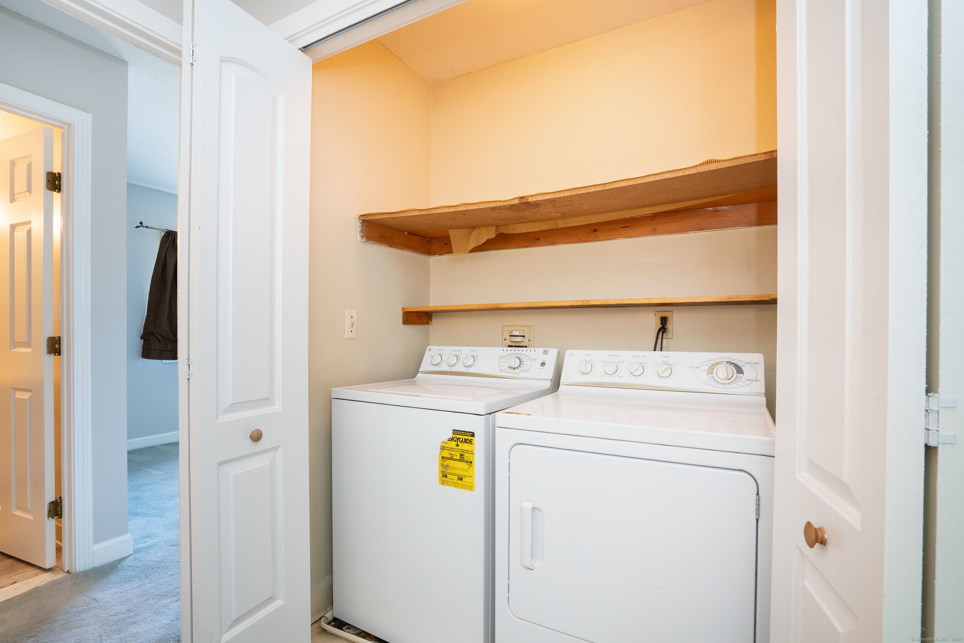 Newington, Connecticut 06111, United States, 2 Bedrooms Bedrooms, ,3 BathroomsBathrooms,Residential,Active,218135