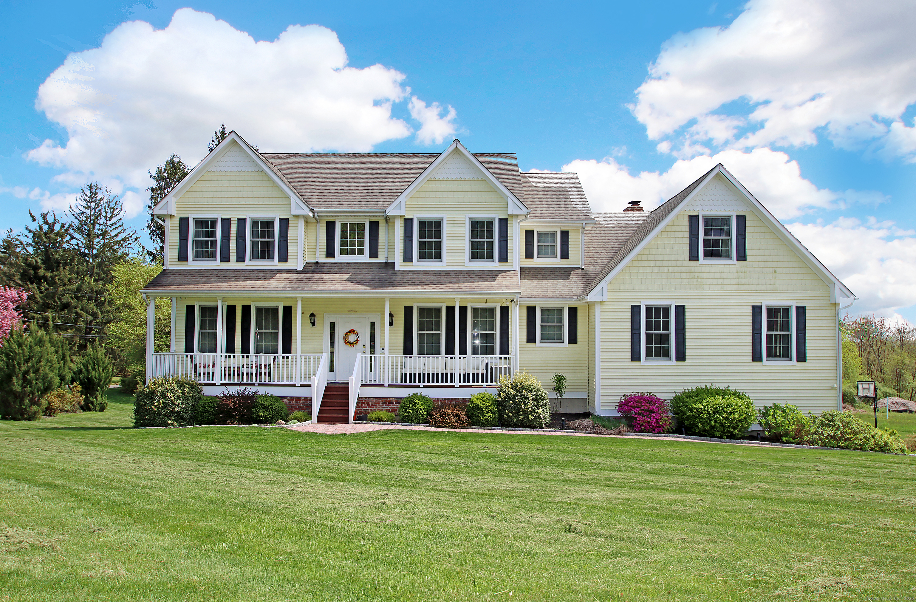 Mac Connie Court, Seymour, Connecticut - 4 Bedrooms  
3 Bathrooms  
10 Rooms - 