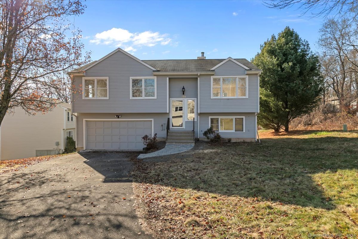 544 Long Hill Road, Middletown, Connecticut - 3 Bedrooms  
3 Bathrooms  
7 Rooms - 