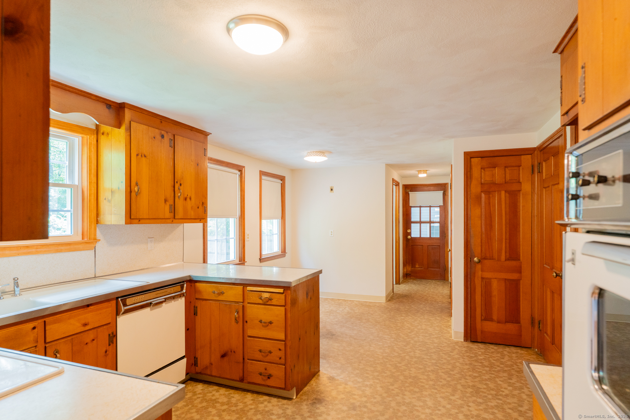 West Hartford, Connecticut 06107, United States, 4 Bedrooms Bedrooms, ,3 BathroomsBathrooms,Residential,Pending,206144