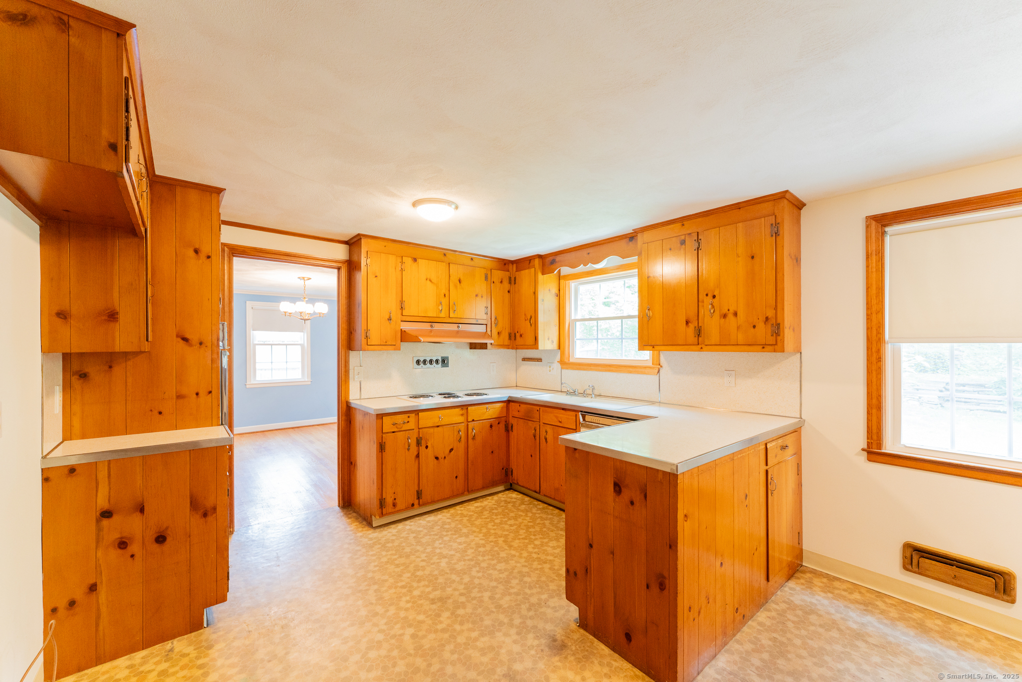 West Hartford, Connecticut 06107, United States, 4 Bedrooms Bedrooms, ,3 BathroomsBathrooms,Residential,Pending,206144