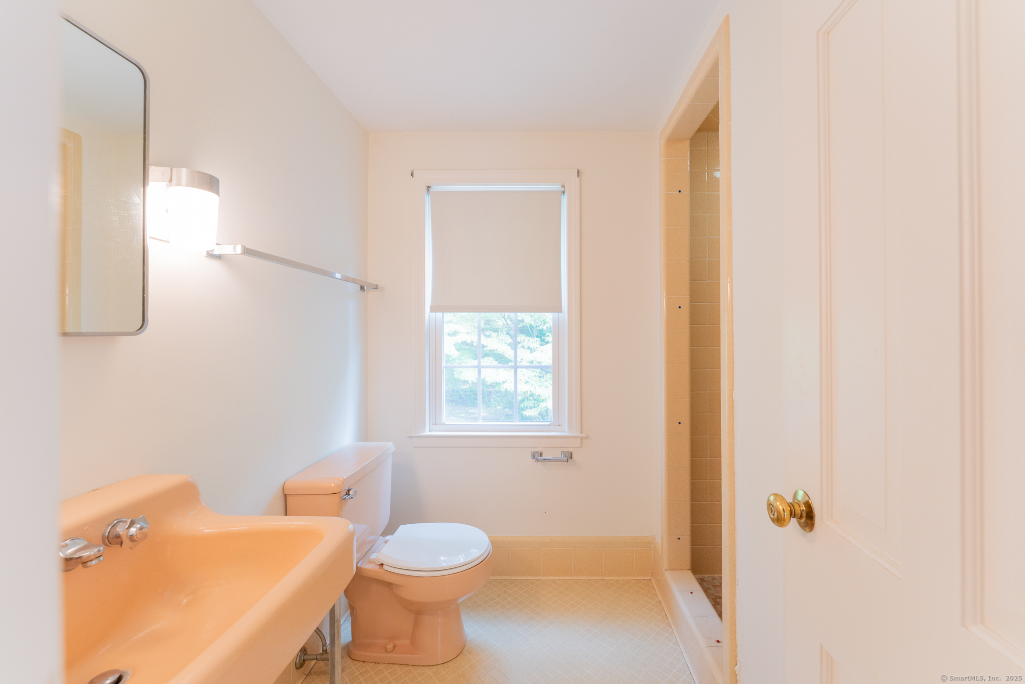 West Hartford, Connecticut 06107, United States, 4 Bedrooms Bedrooms, ,3 BathroomsBathrooms,Residential,Pending,206144