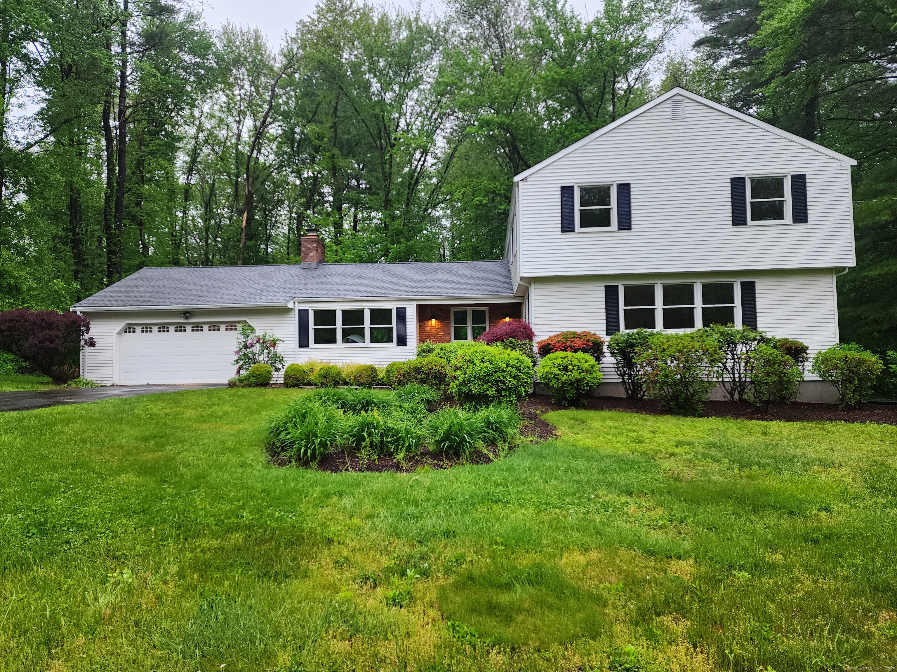 10 Lincoln Lane, Simsbury, Connecticut - 4 Bedrooms  
3 Bathrooms  
9 Rooms - 