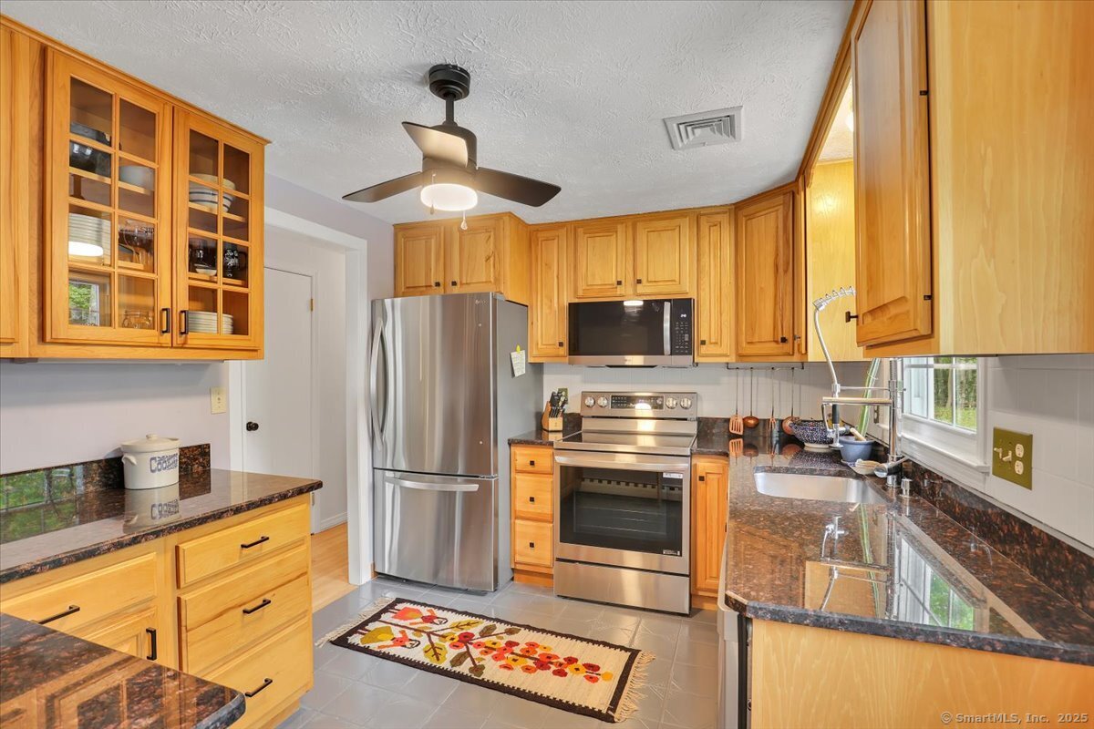41 Blueberry Circle, Ellington, Connecticut image 10