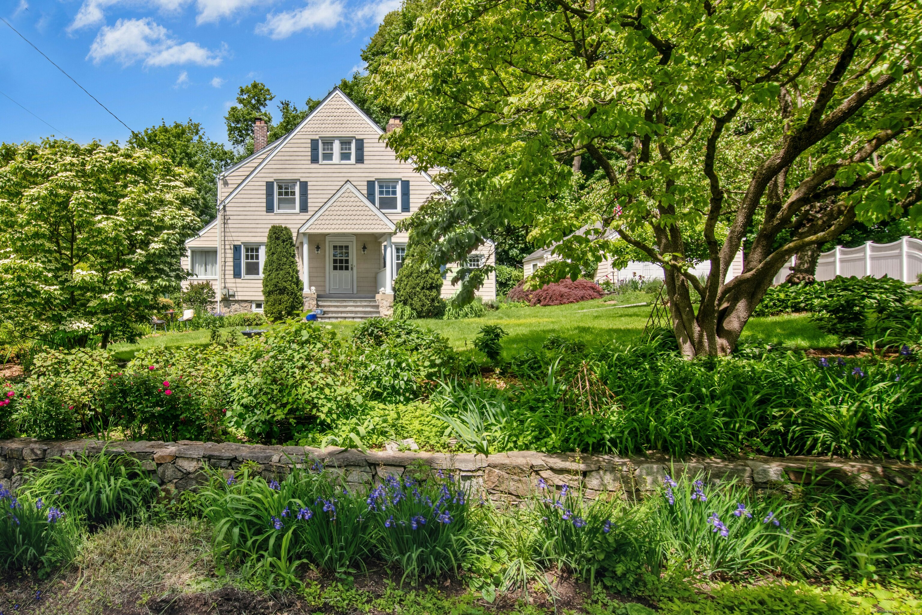 Devonshire Drive, Darien, Connecticut - 3 Bedrooms  
3 Bathrooms  
7 Rooms - 