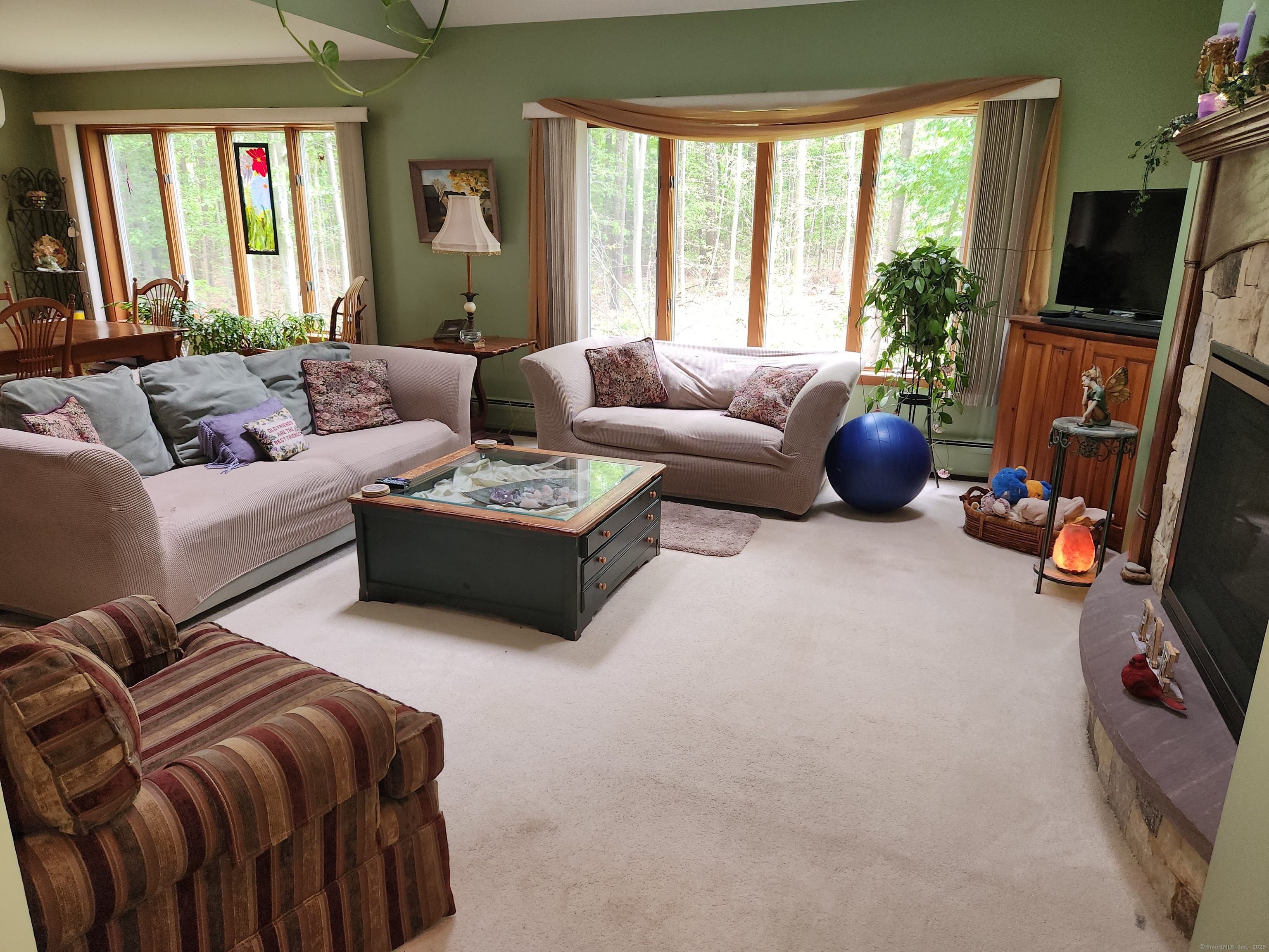 Country Way, Wallingford, Connecticut - 4 Bedrooms  
3 Bathrooms  
6 Rooms - 