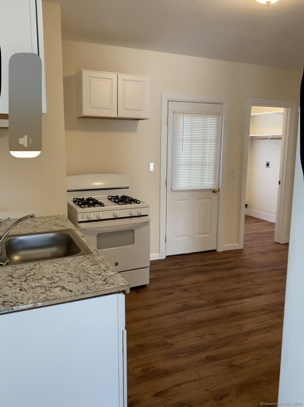 City Hill Street, Naugatuck, Connecticut - 3 Bedrooms  
1 Bathrooms  
5 Rooms - 