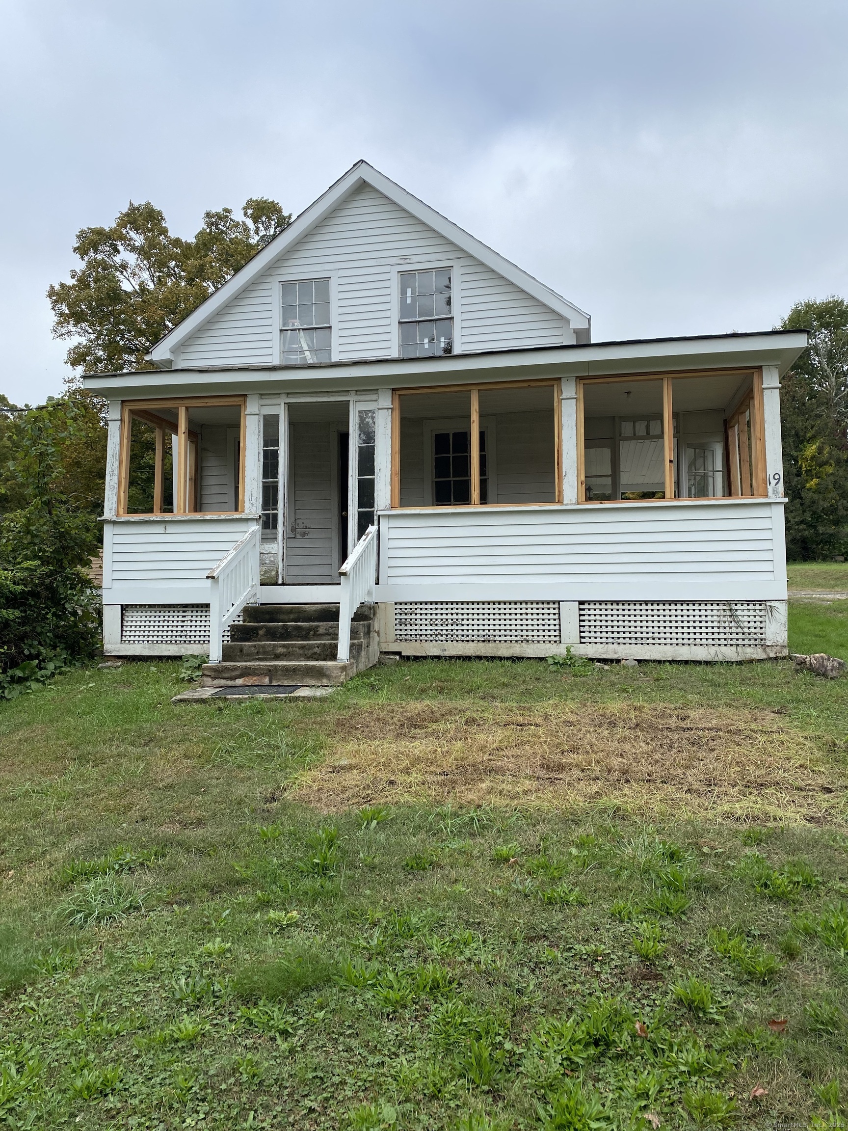 Riverside Road, Newtown, Connecticut - 3 Bedrooms  
1 Bathrooms  
5 Rooms - 