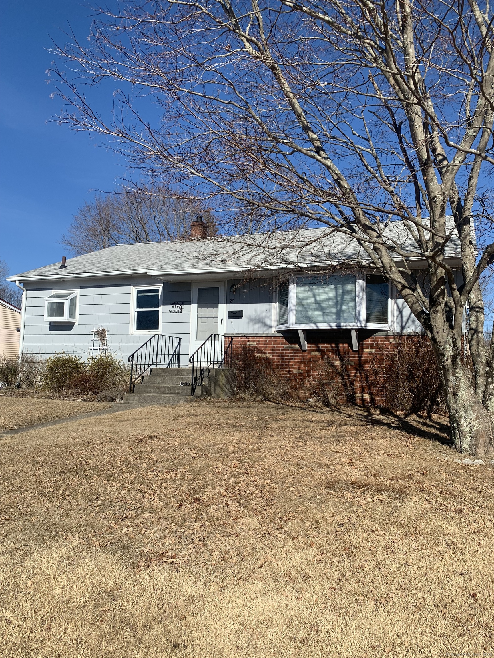 Surrey Lane, Norwich, Connecticut - 3 Bedrooms  
1 Bathrooms  
5 Rooms - 