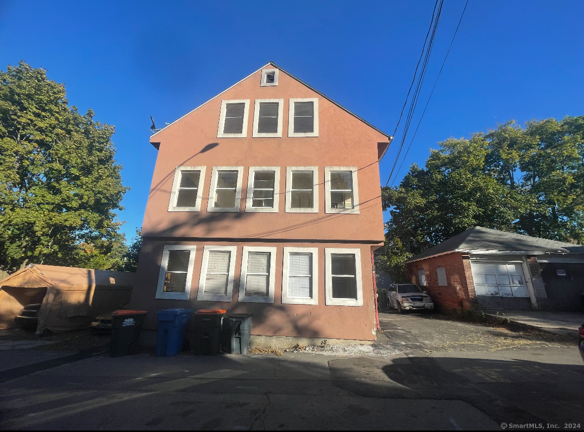 Foster Court, Meriden, Connecticut - 4 Bedrooms  
2 Bathrooms  
8 Rooms - 