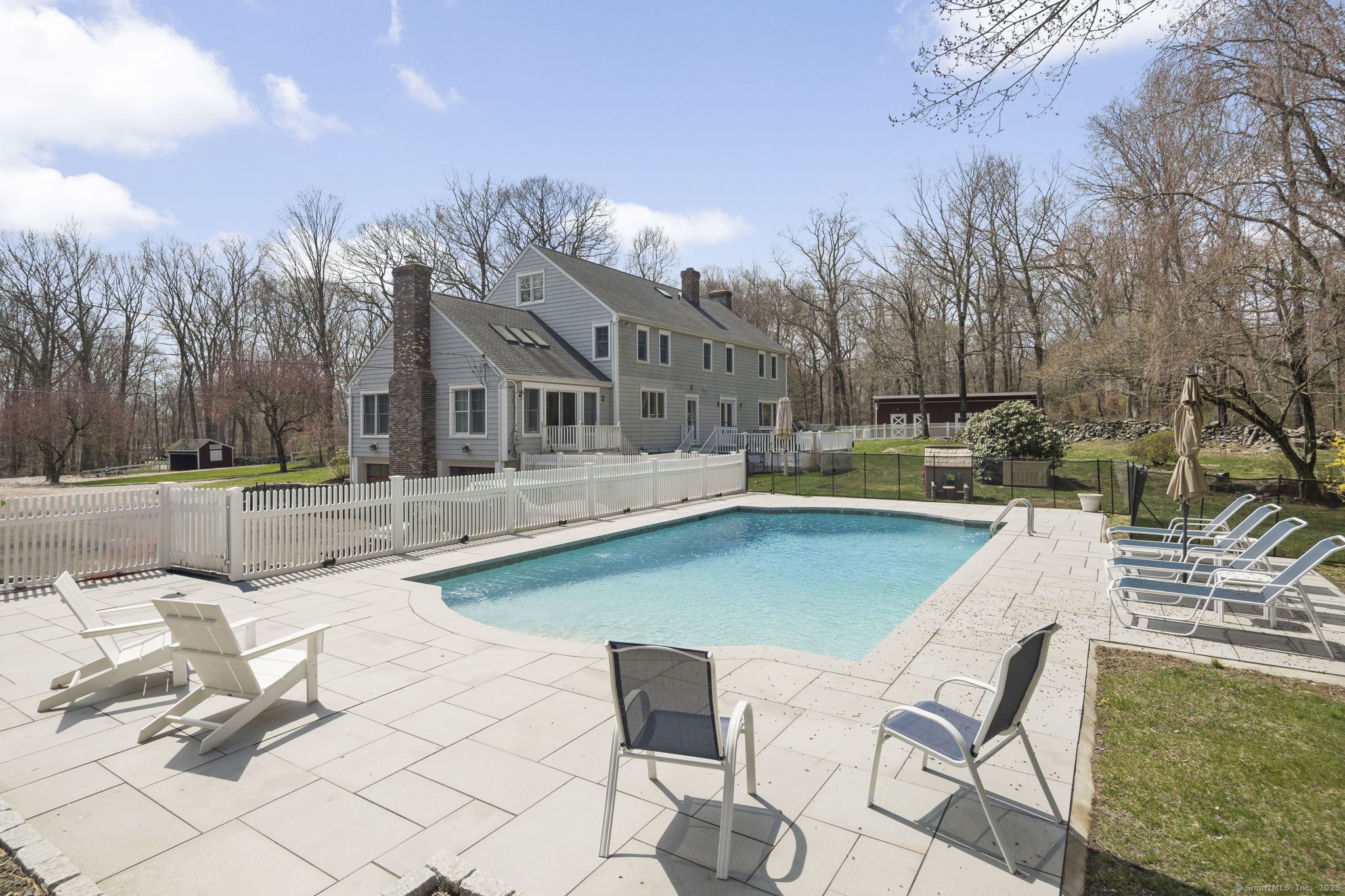 Smith Ridge Road, New Canaan, Connecticut - 4 Bedrooms  
3 Bathrooms  
10 Rooms - 
