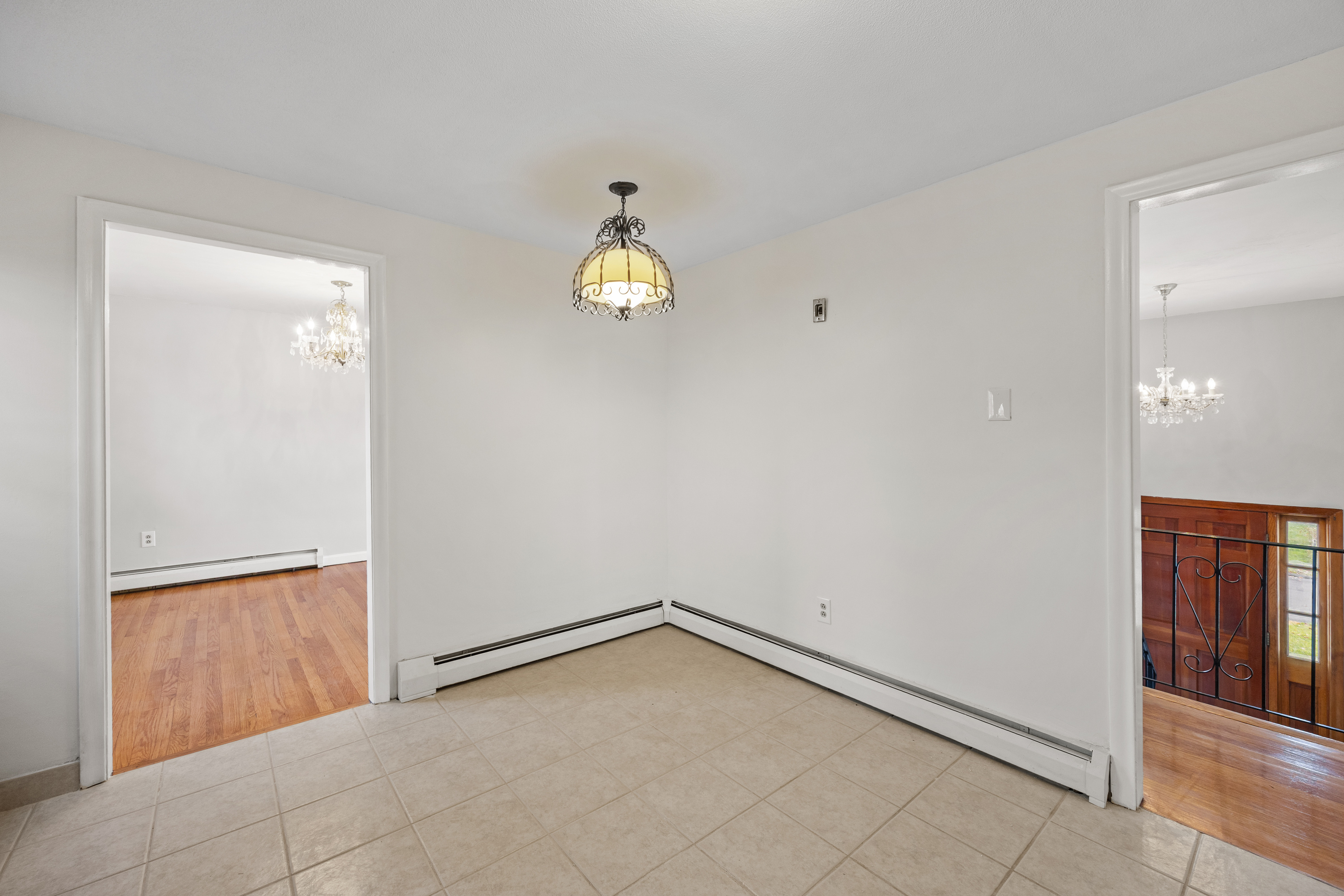 Wethersfield, Connecticut 06109, United States, 3 Bedrooms Bedrooms, ,2 BathroomsBathrooms,Residential,Active,242027