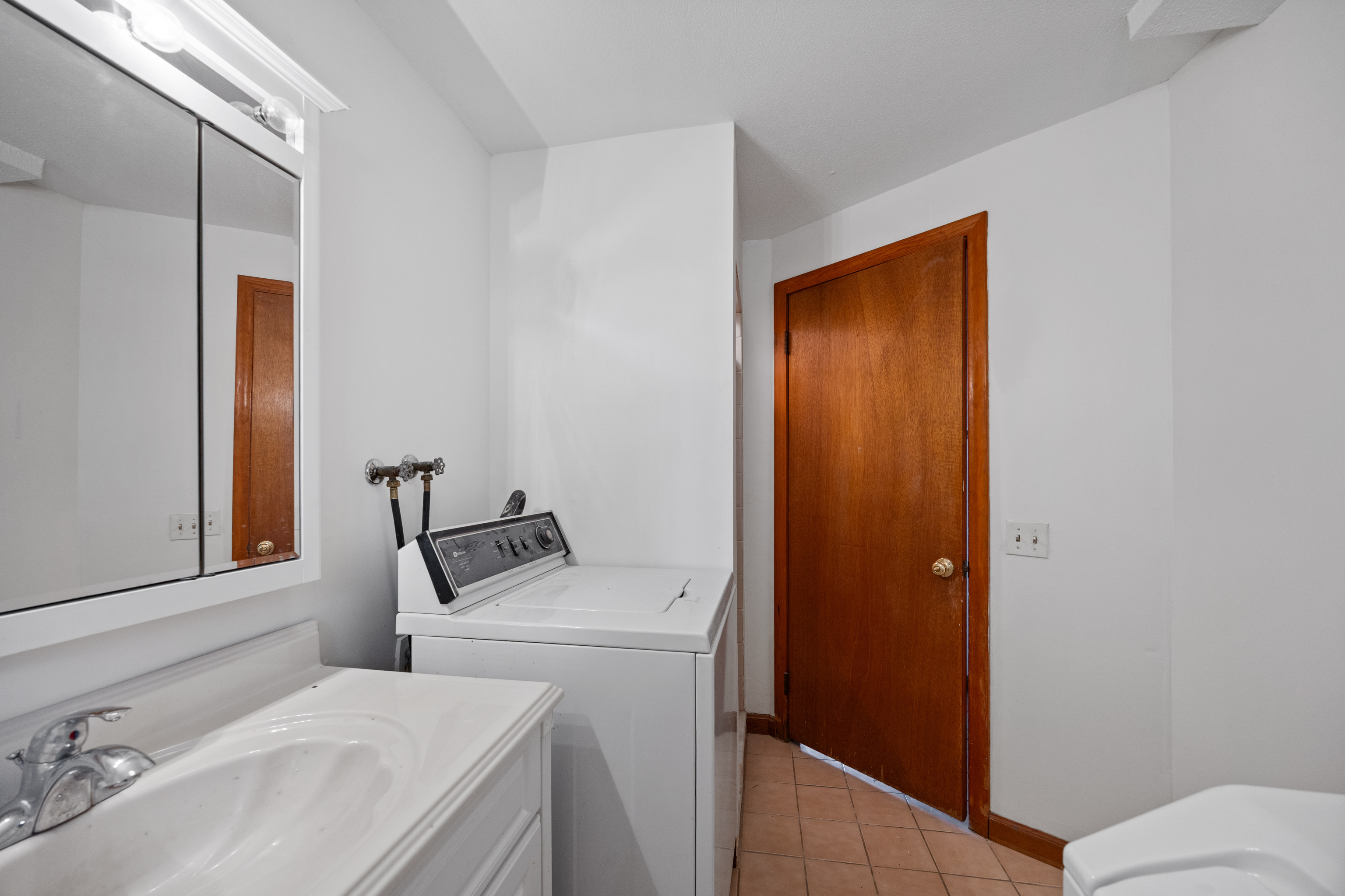 Wethersfield, Connecticut 06109, United States, 3 Bedrooms Bedrooms, ,2 BathroomsBathrooms,Residential,Active,242027